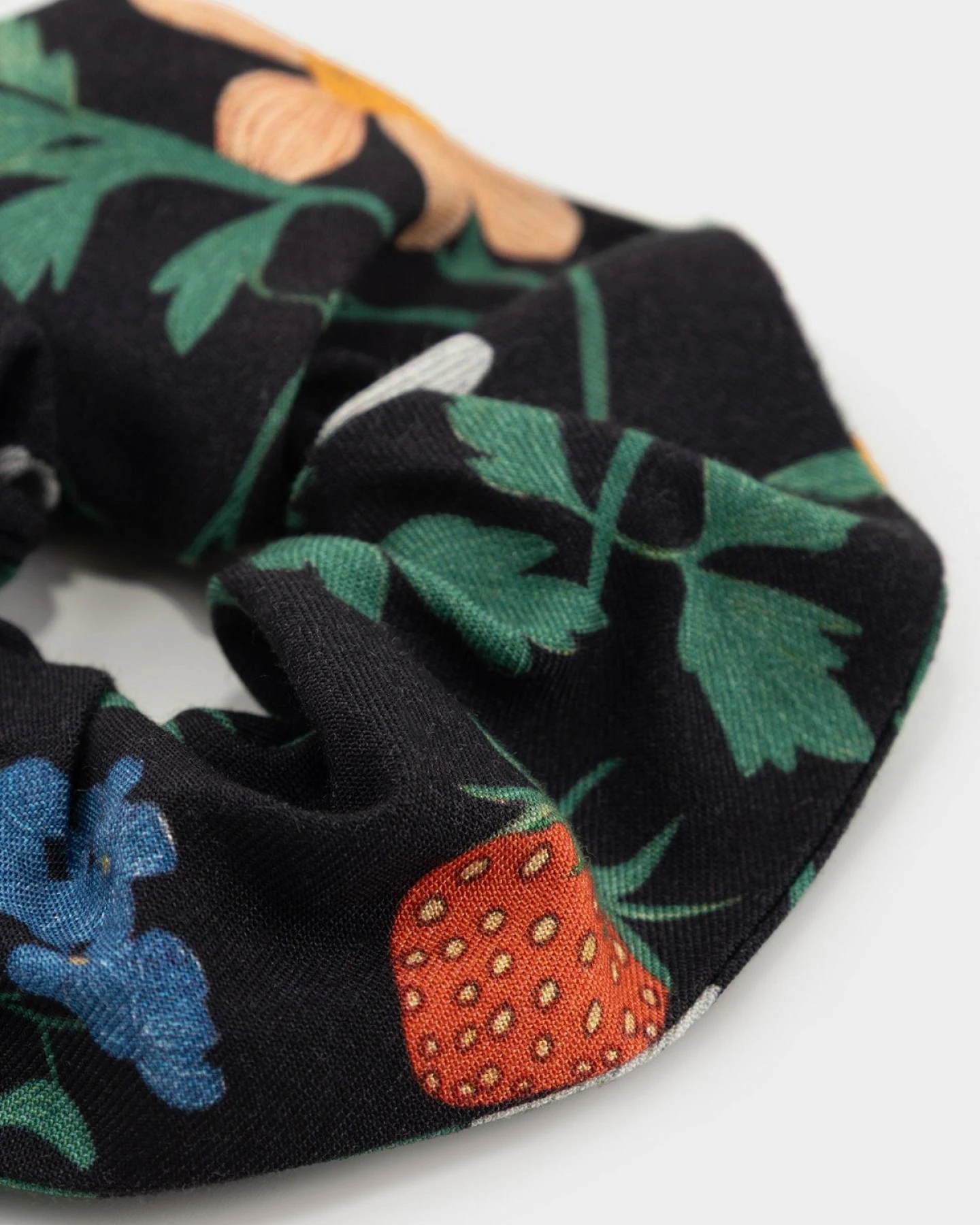 Scrunchie Strawberry Field Black – Ansicht 3