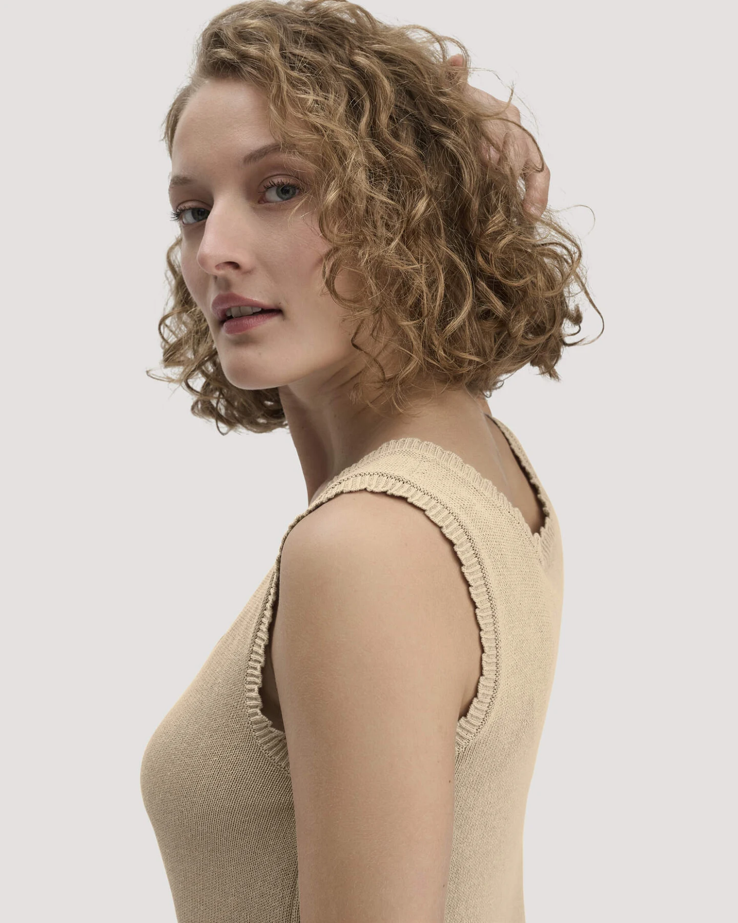 hessnatur Damen Strick Top Regular aus Leinen mit Bio-Baumwolle und LENZING™ ECOVERO - beige - Größe XL – Ansicht 4