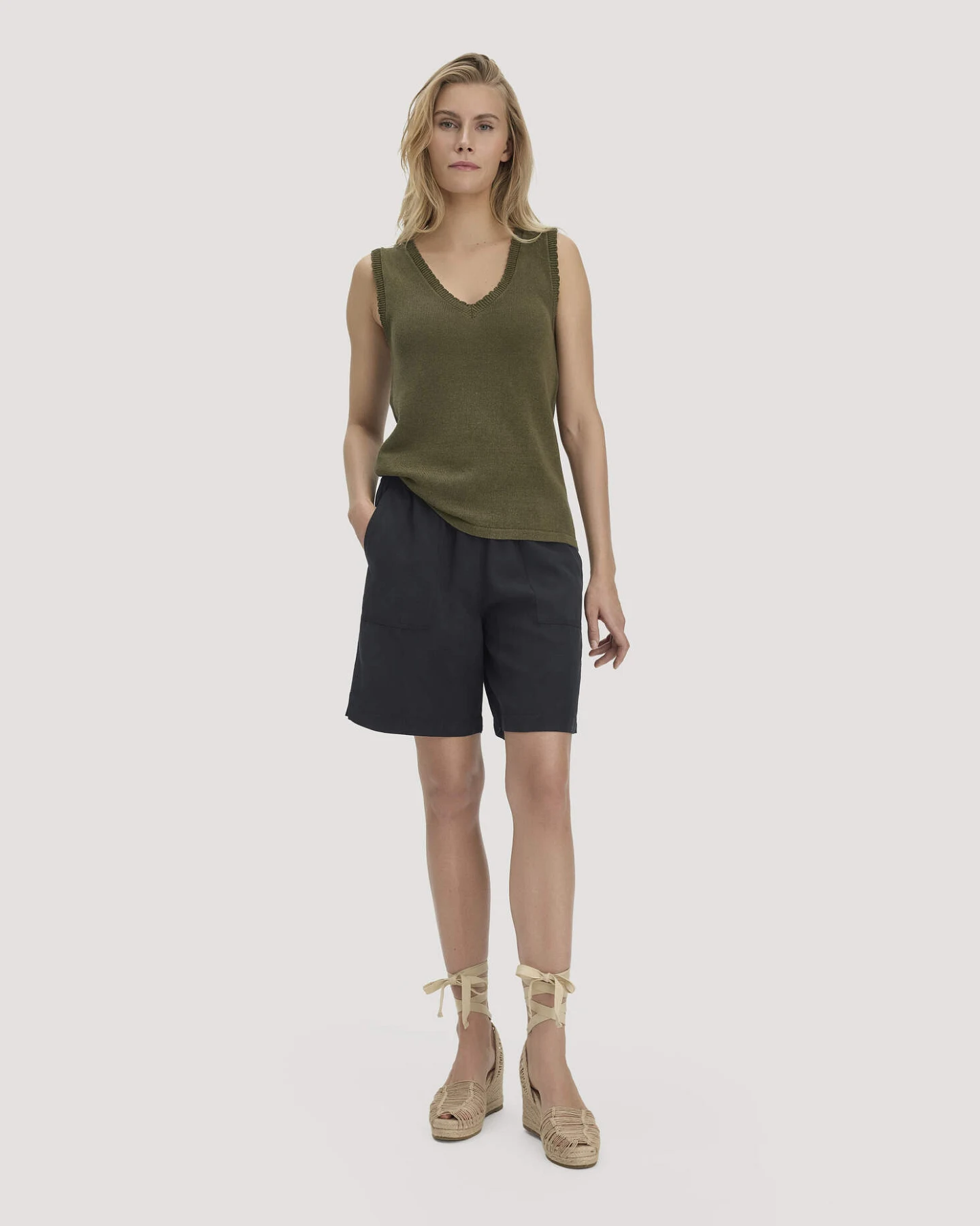 hessnatur Damen Strick Top Regular aus Leinen mit Bio-Baumwolle und LENZING™ ECOVERO - grün - Größe XS – Ansicht 2