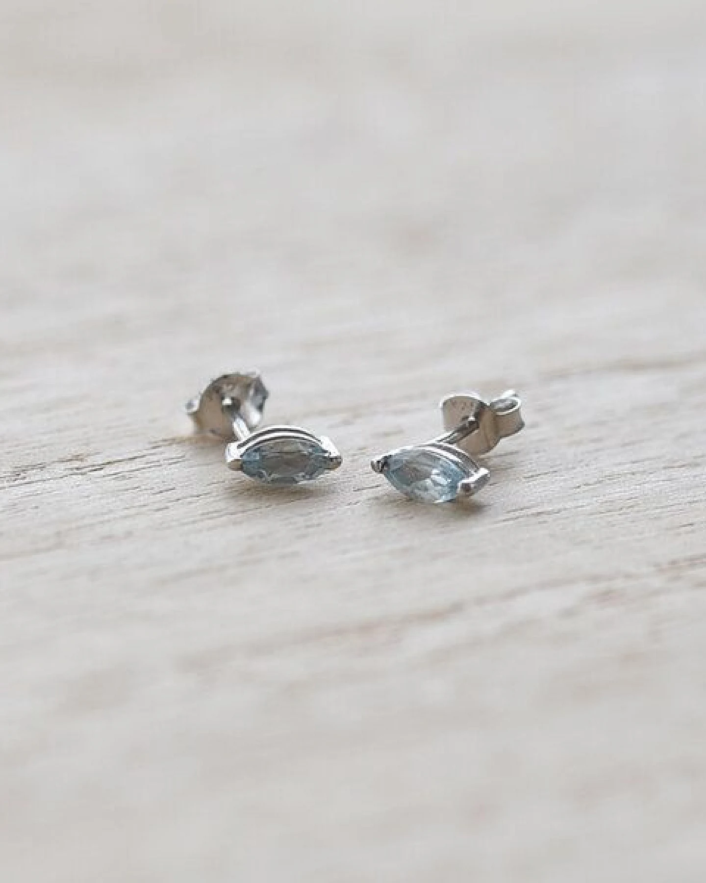 Eppi Minimalistische Ohrstecker aus Silber mit Aquamarin Andine – Ansicht 3