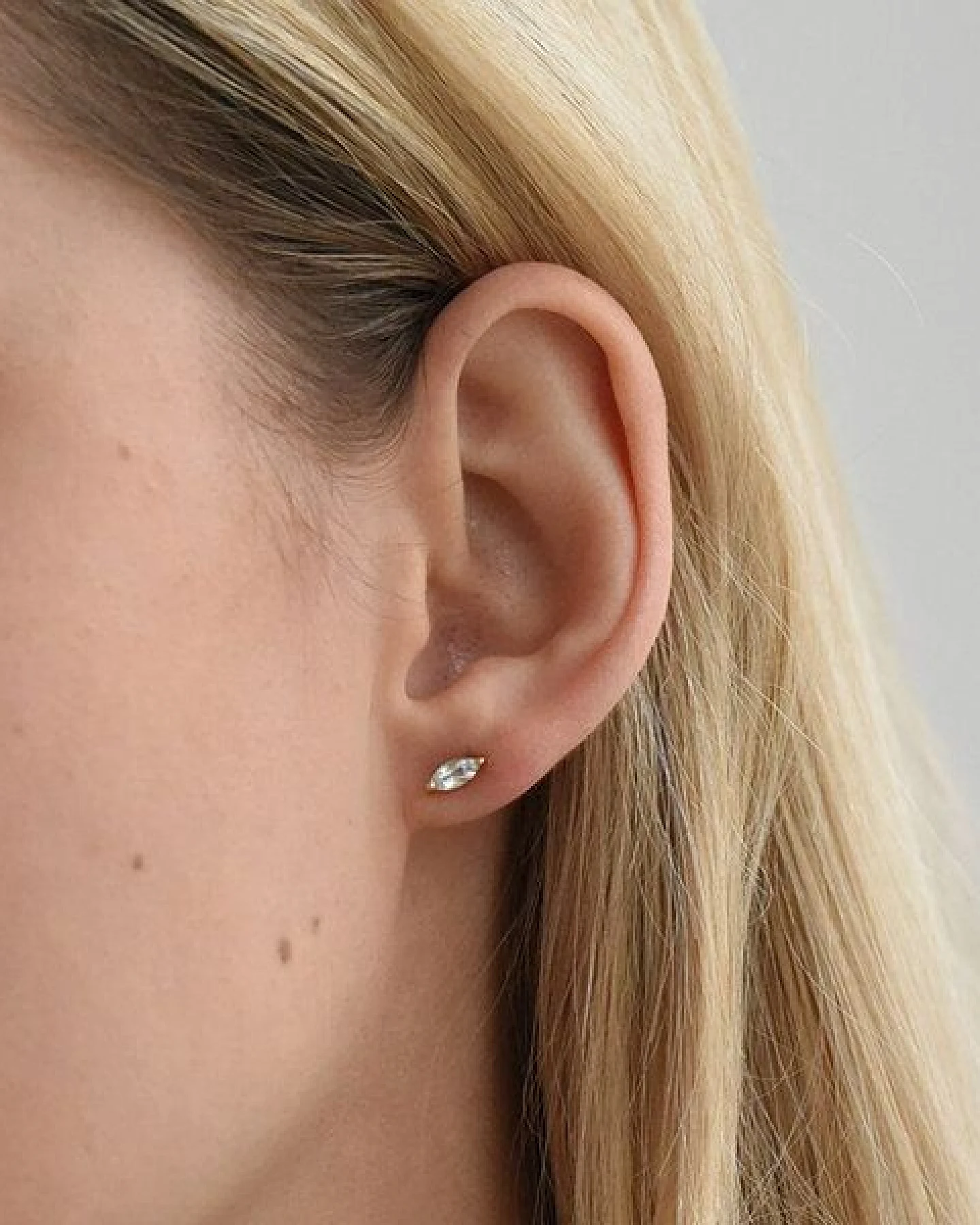 Eppi Minimalistische Ohrstecker aus Silber mit Aquamarin Andine – Ansicht 4