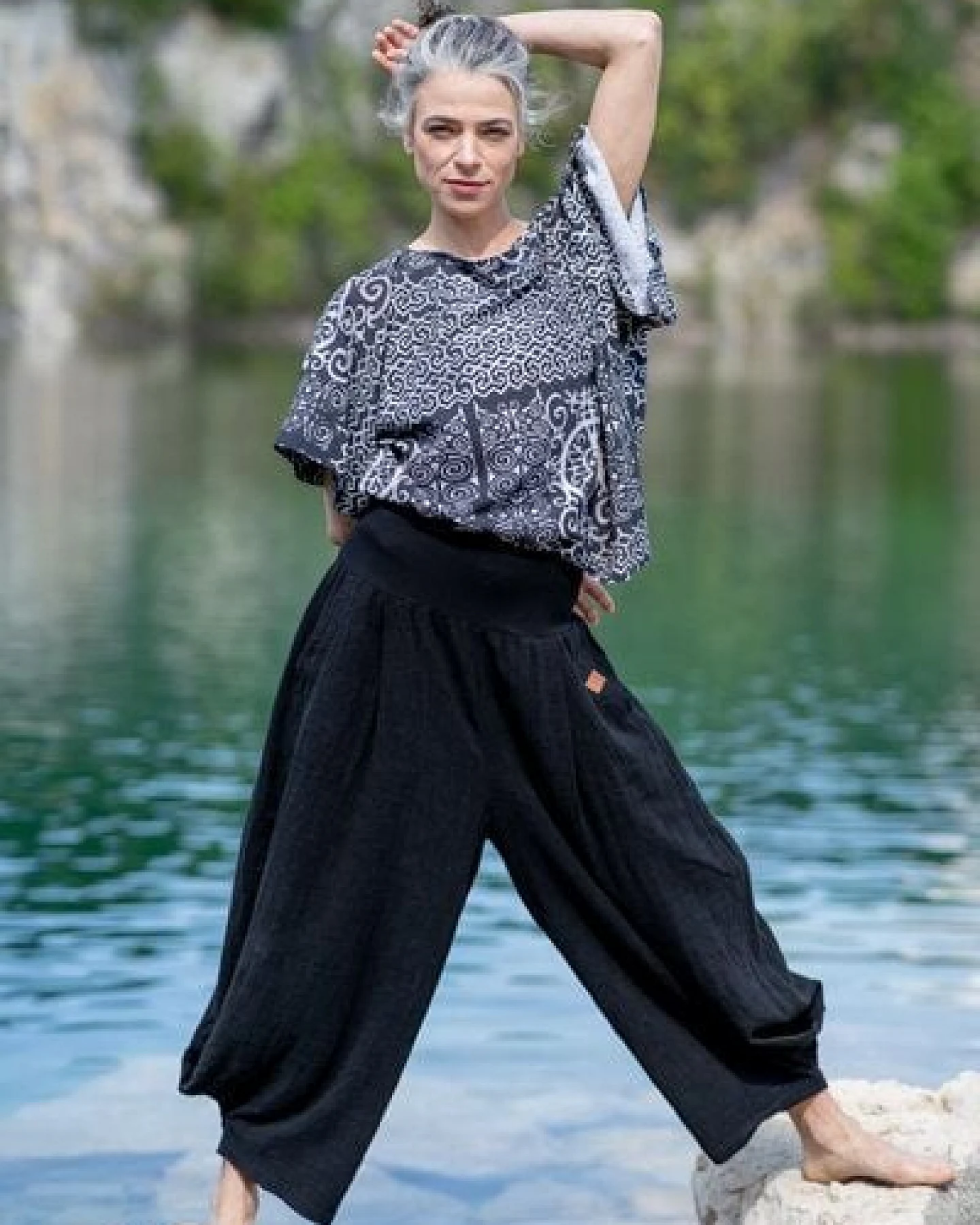 Hose Terra – Locker sitzende Hose – Breiter elastischer Bund – Verdeckte Taschen – Viskose mit Leinen – Fair produziert in Polen – KOKOworld – Ansicht 4