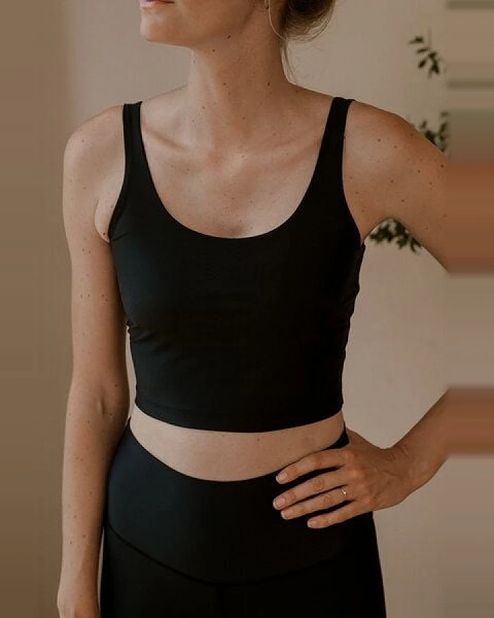 The View Yoga Iris Top Forever Black
