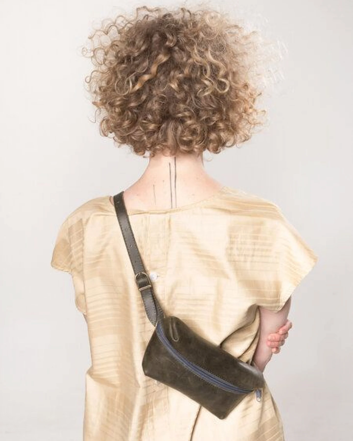 monday market Bauchtasche Luca aus Pull-Up-Leder – Ansicht 2