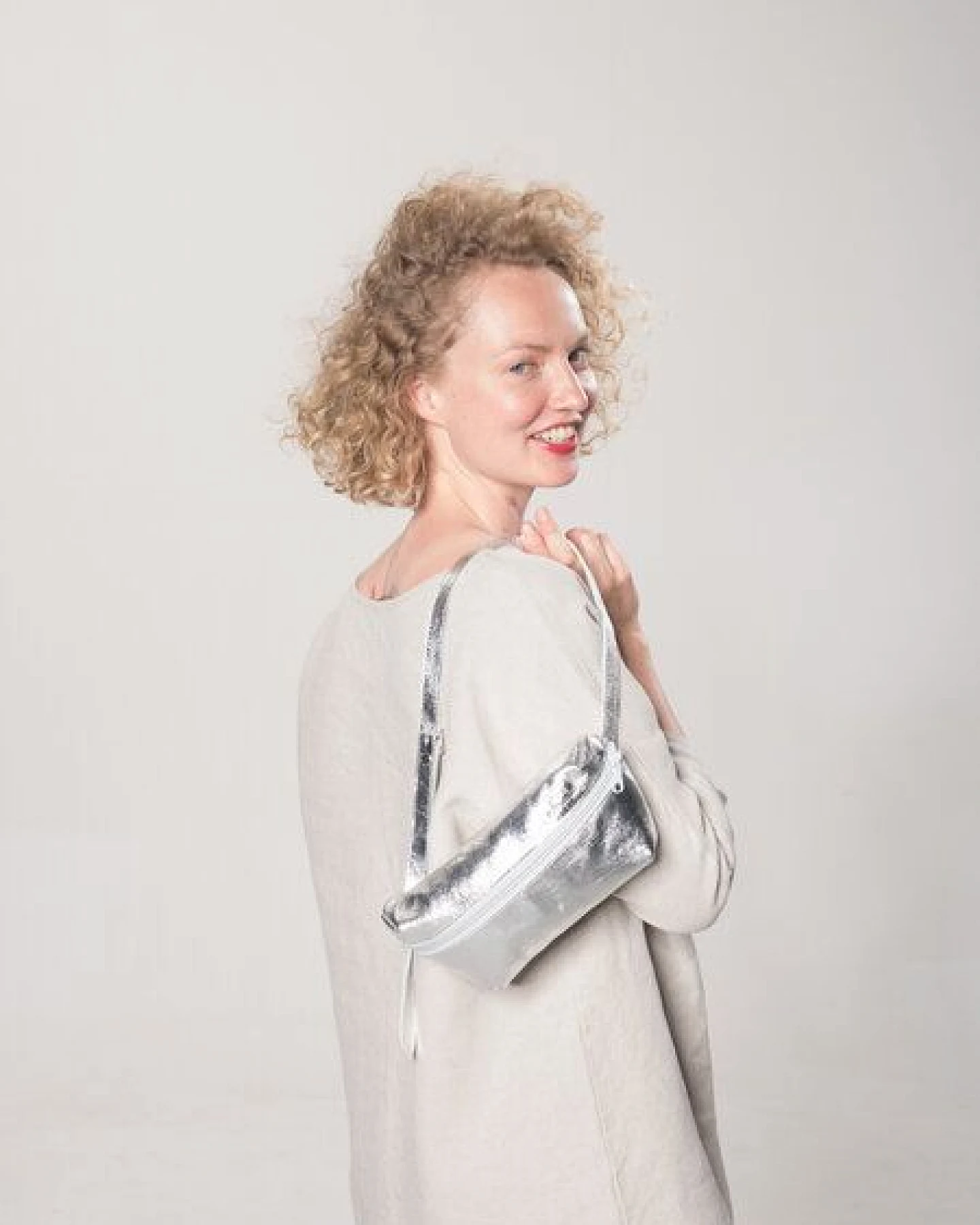 monday market Bauchtasche Luca aus Metallic-Leder – Ansicht 2