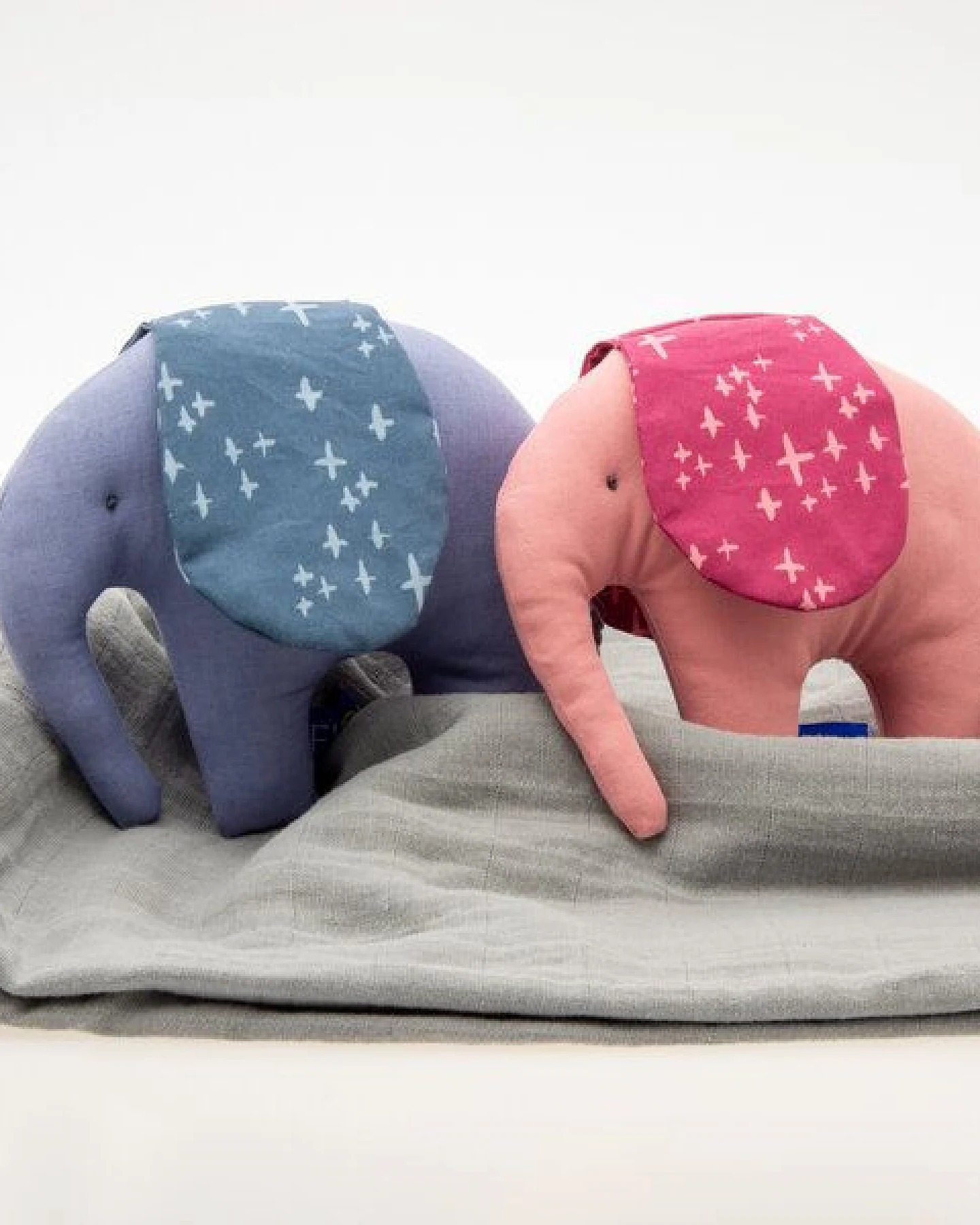 Flosinn Knistertier Baby Kleiner Elefant Bio-Greifling als Geburtsgeschenk – Ansicht 2