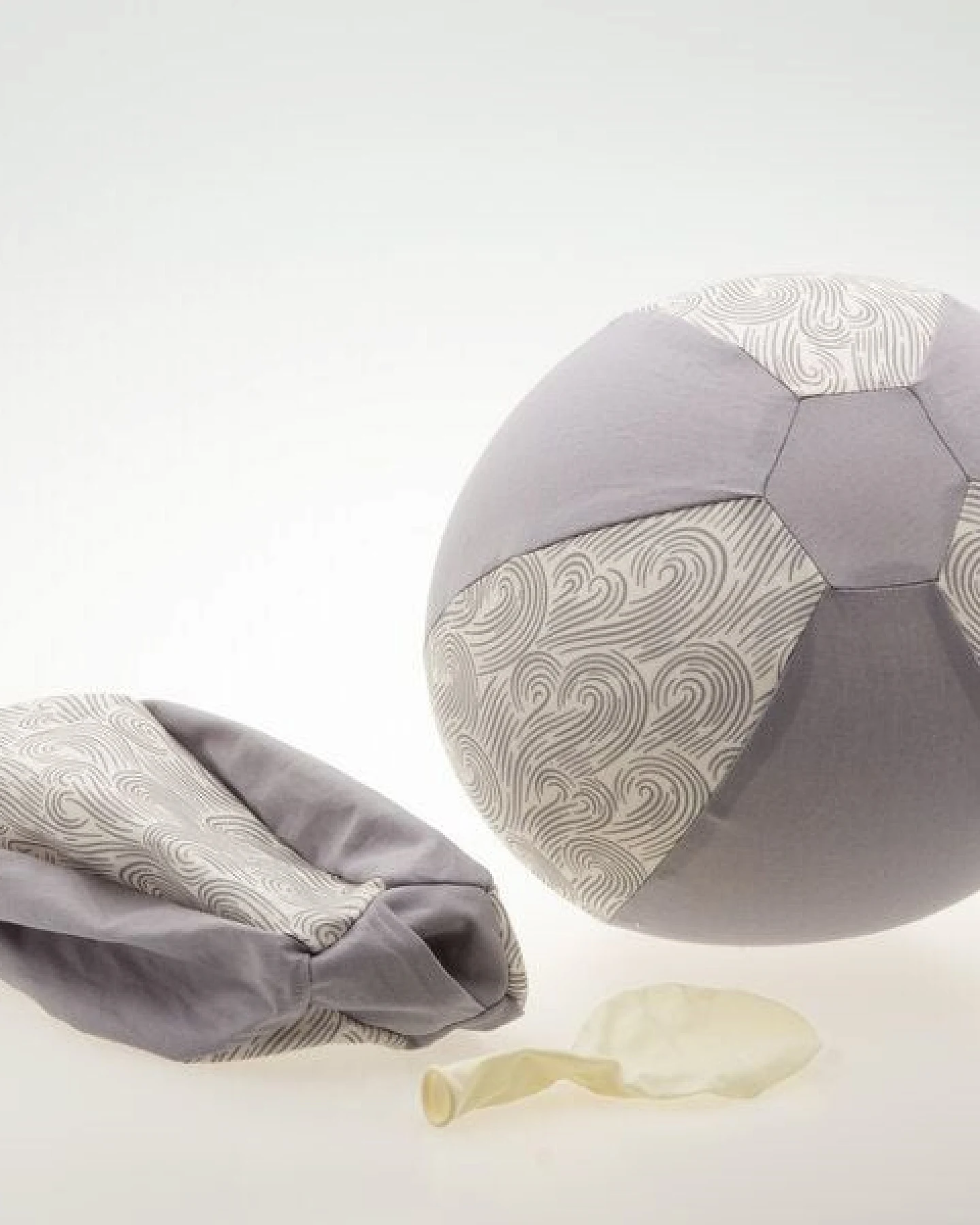 Flosinn Babyball für unterwegs. Luftballonhülle als Babyspielzeug. – Ansicht 4