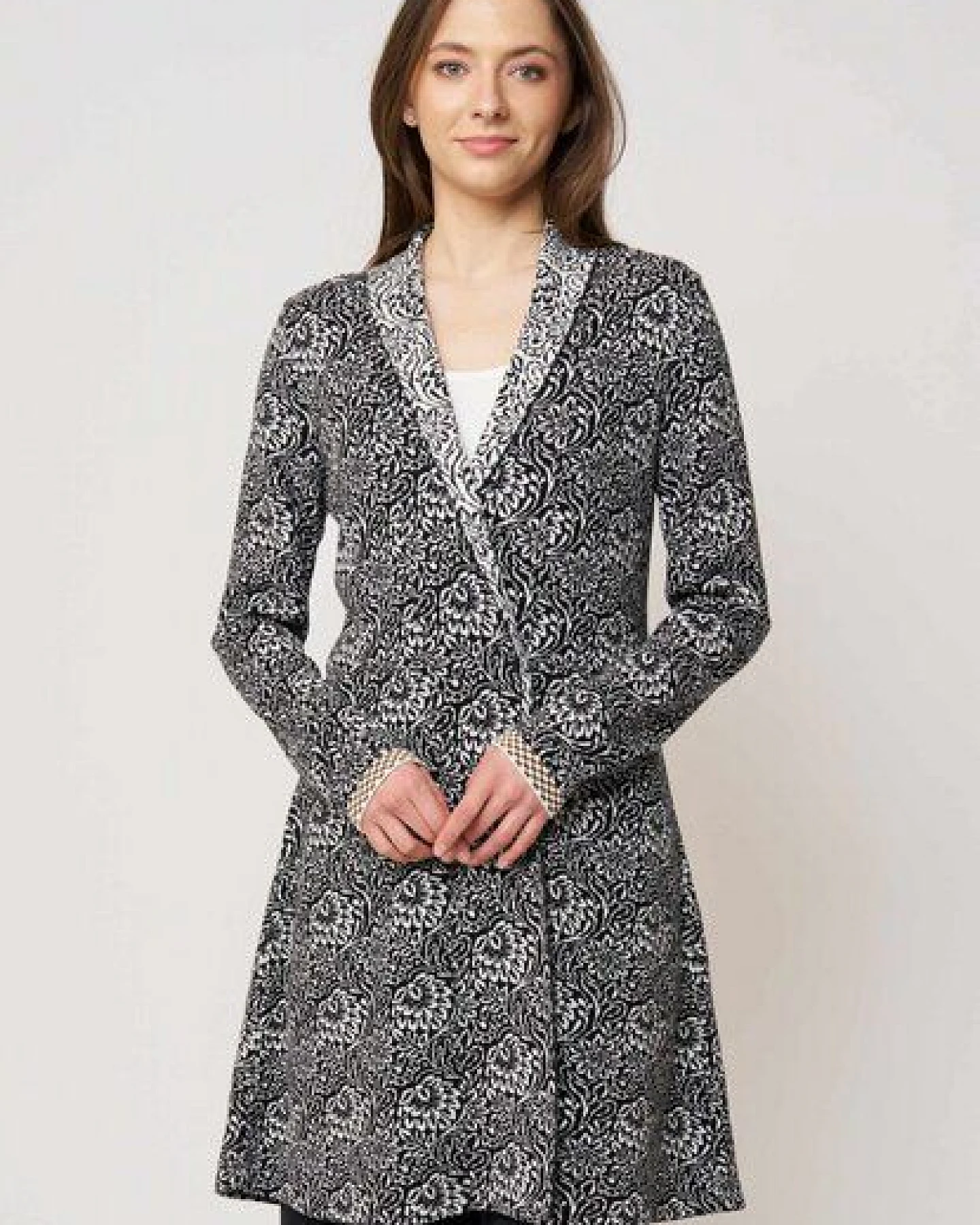 LANA Organic knielange Strickjacke - Jaquardmuster für Damen, Modell Jolina lang – Ansicht 2