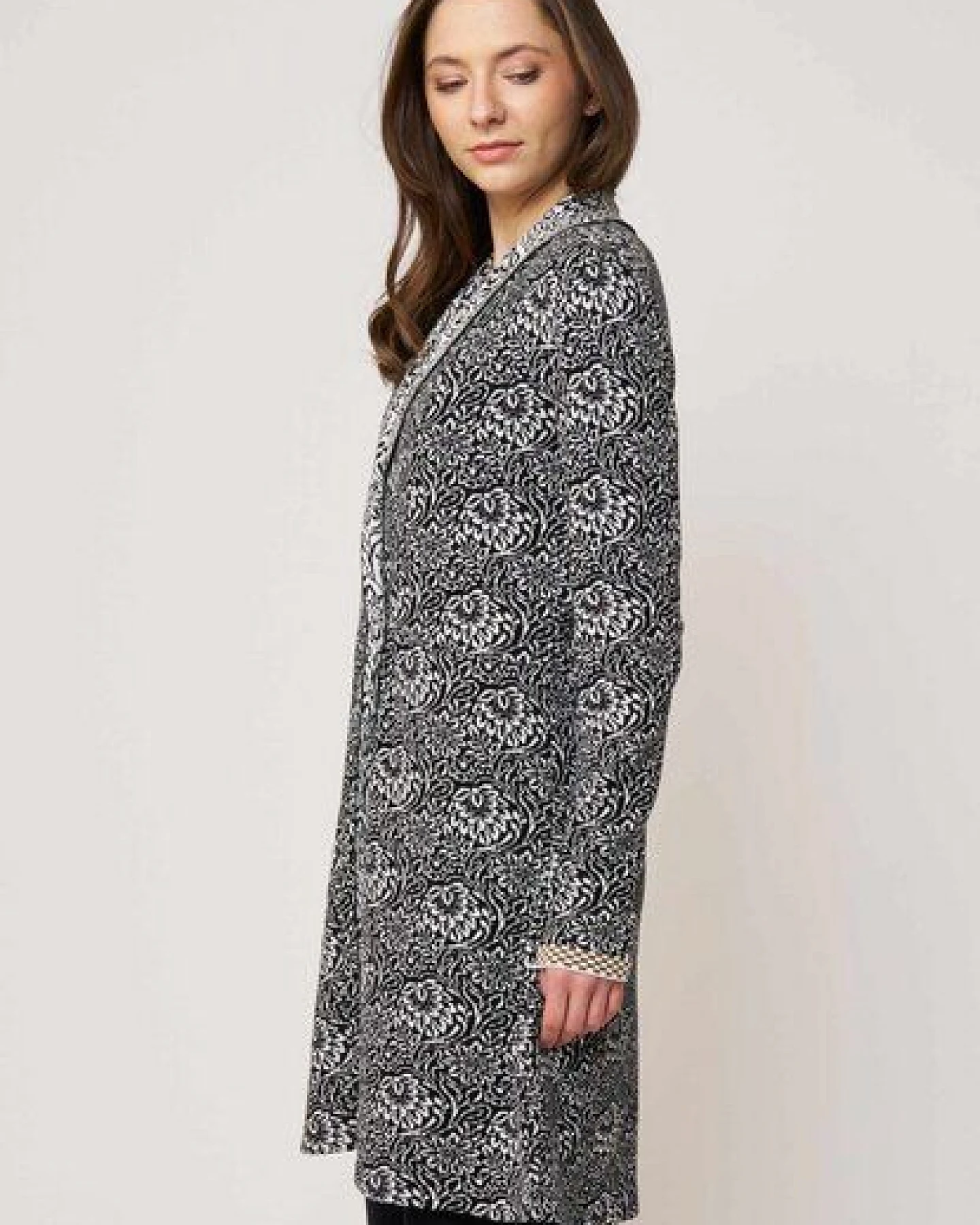LANA Organic knielange Strickjacke - Jaquardmuster für Damen, Modell Jolina lang – Ansicht 4