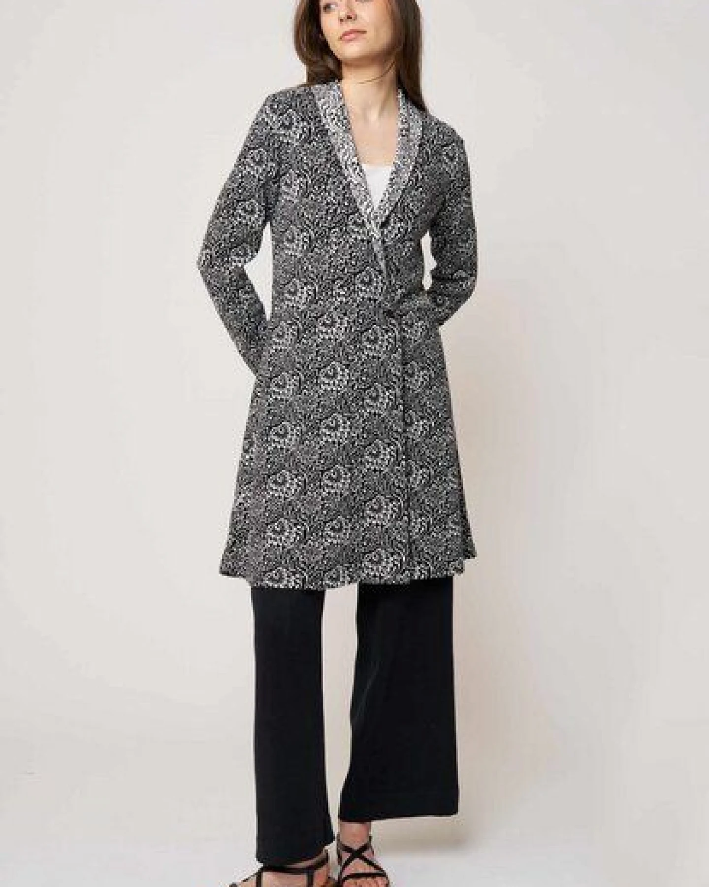 LANA Organic knielange Strickjacke - Jaquardmuster für Damen, Modell Jolina lang – Ansicht 3