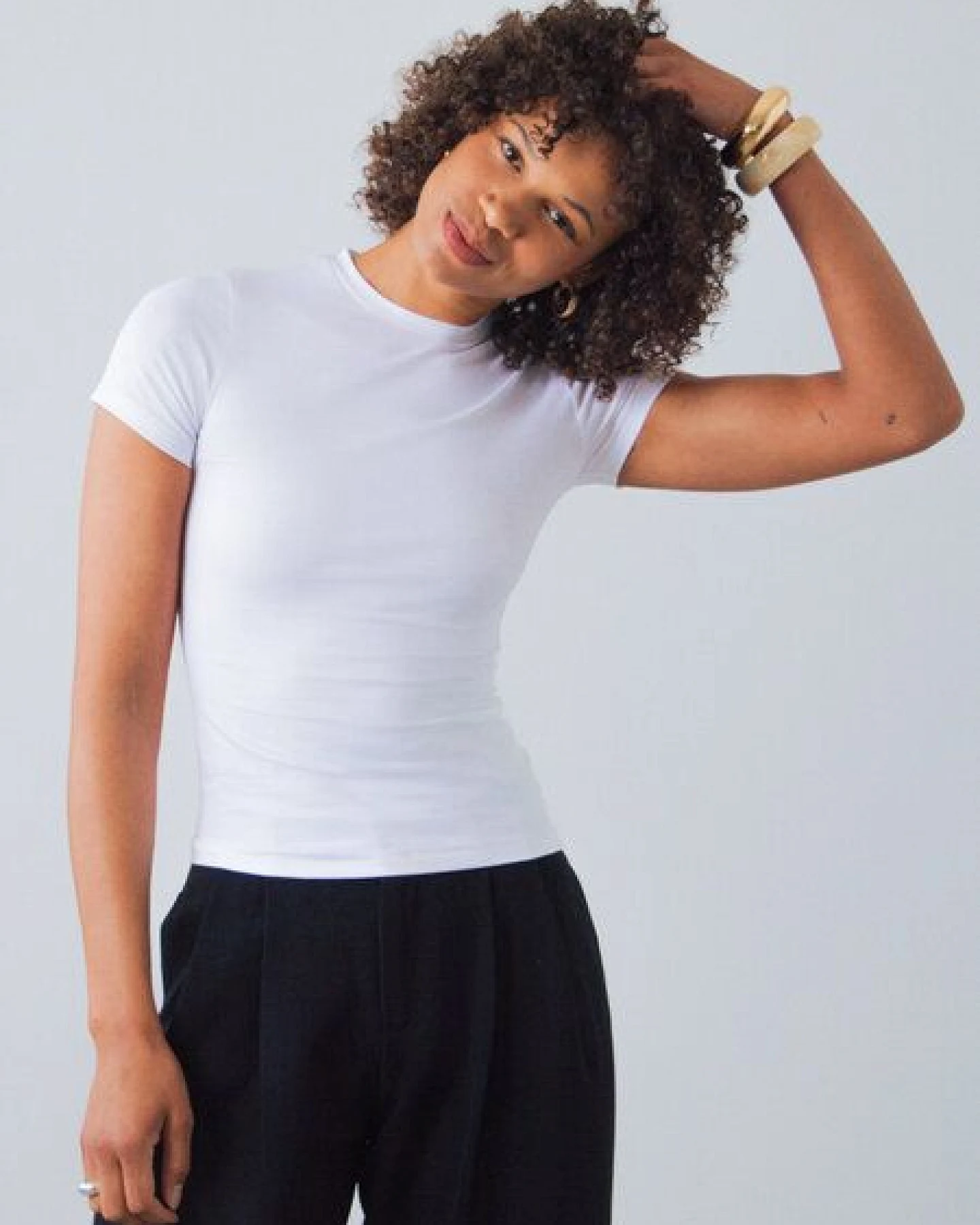 Honest Basics Damen Slim Fit T-Shirt aus Bio- und recycelter Baumwolle – Ansicht 2