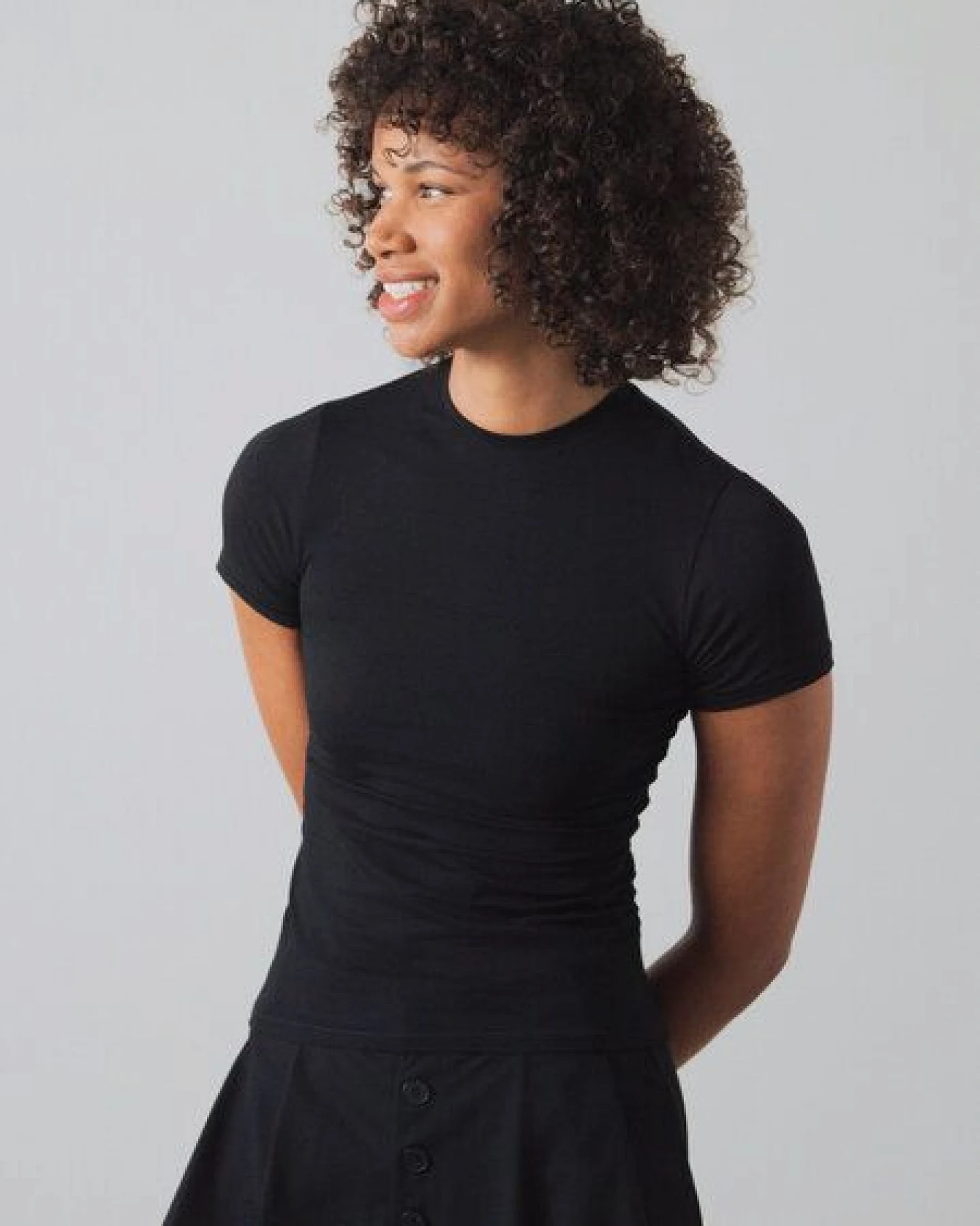Honest Basics Damen Slim Fit T-Shirt aus Bio- und recycelter Baumwolle – Ansicht 2
