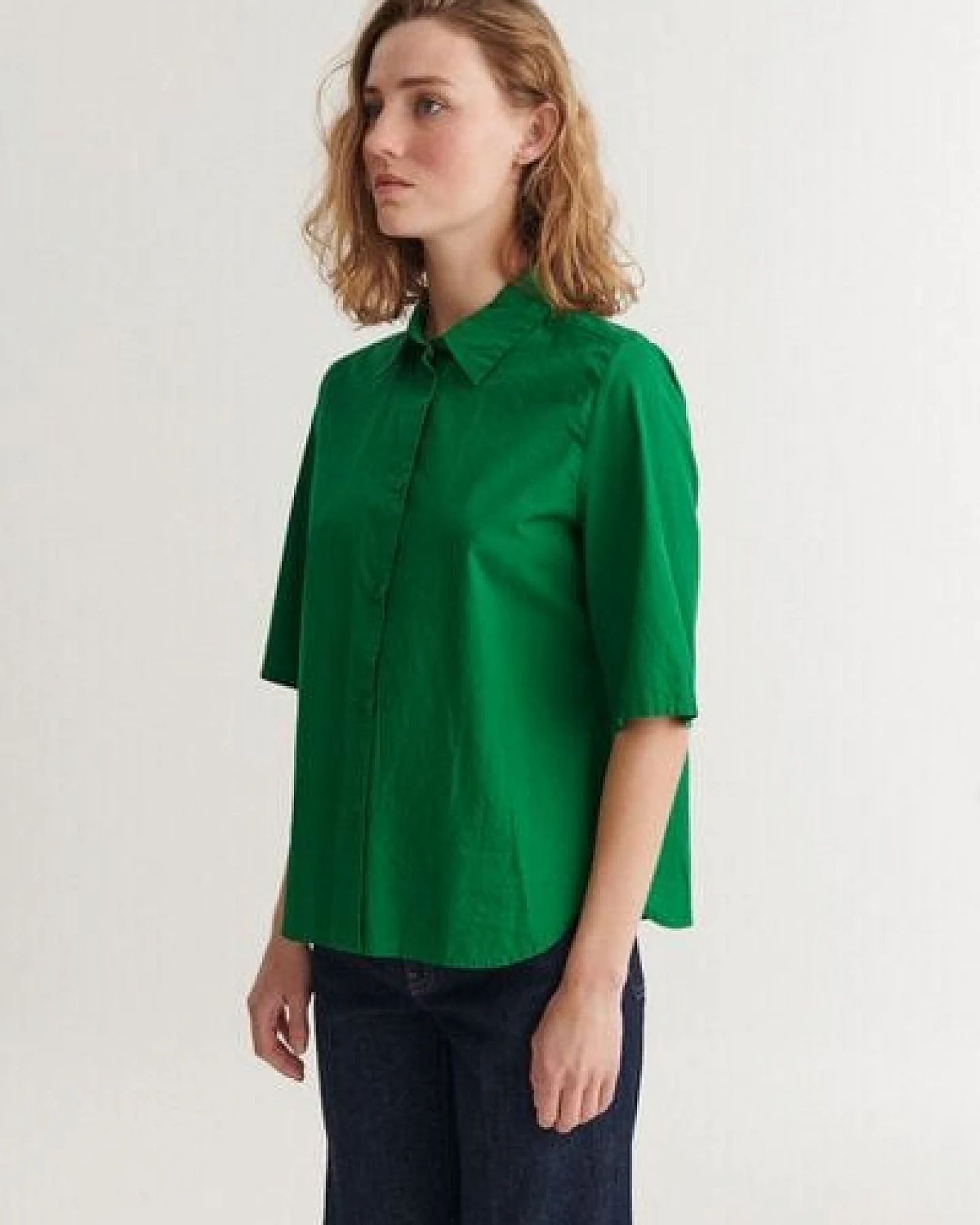 Basic Apparel Kurzarm Bluse SILJE mit Knöpfen aus Bio-Baumwolle – Ansicht 3