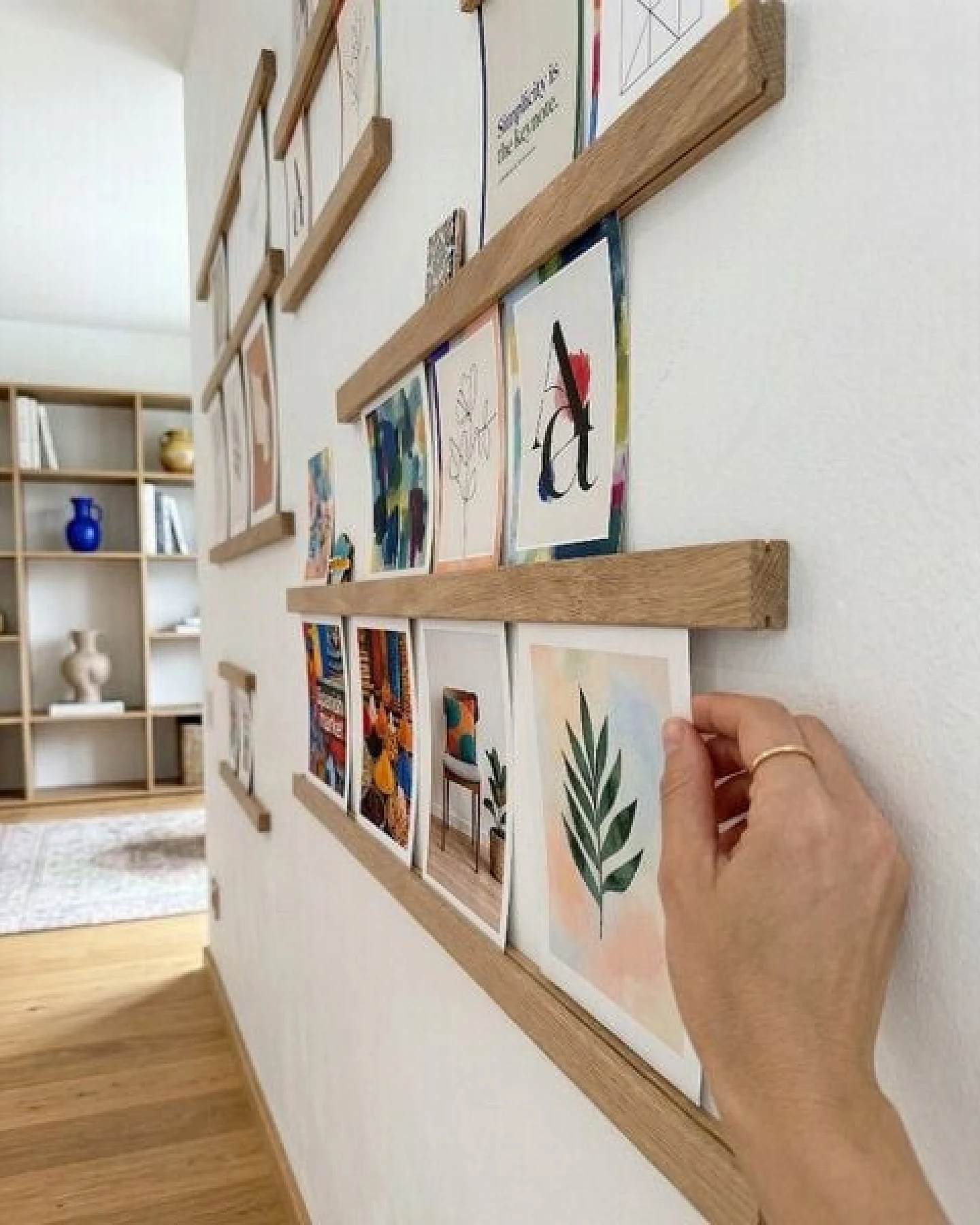 Portia by Callidus Designs Modulares Bilderleisten-System aus FSC®-zertifizierter Eiche – Fotolinie zum Kleben & Klemmen – Ansicht 2
