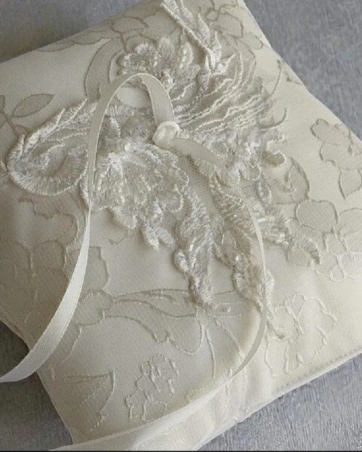 körber mode Ringkissen Hochzeit Zeremonie Deko made in DE, Upcycling Perlen Spitze Jacquard Bio-Baumwollfüllung – Ansicht 2