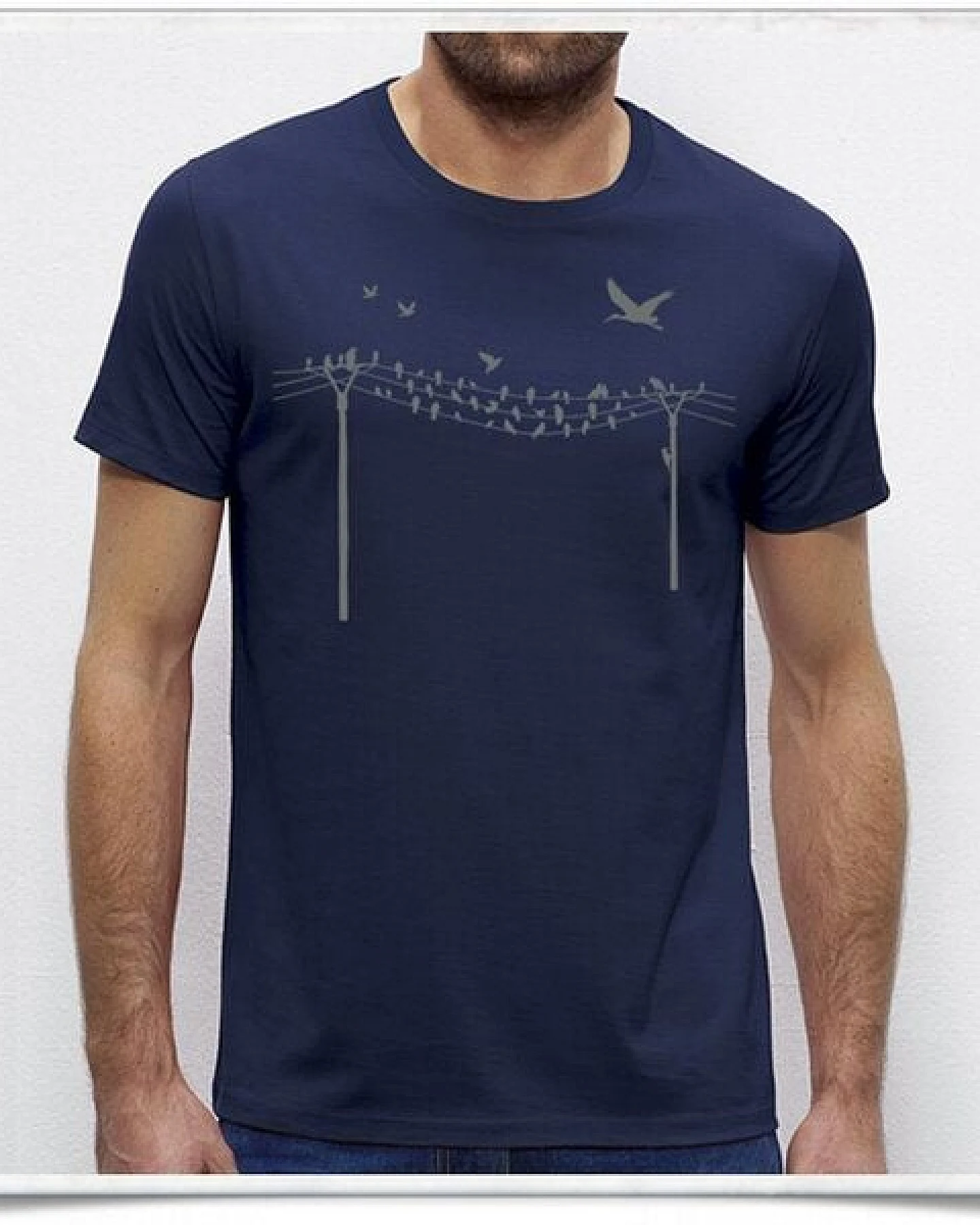 Picopoc Vögel auf einem Elektromast T-Shirt in Navy – Ansicht 4