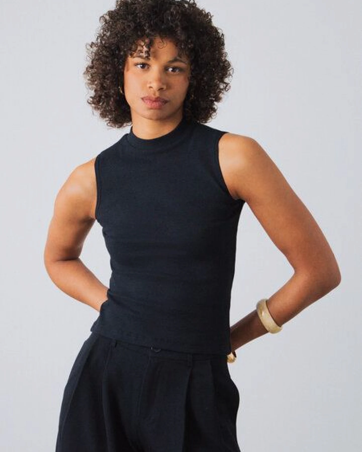 Honest Basics Damen Mock-Top aus Bio- und recycelter Baumwolle – Ansicht 2