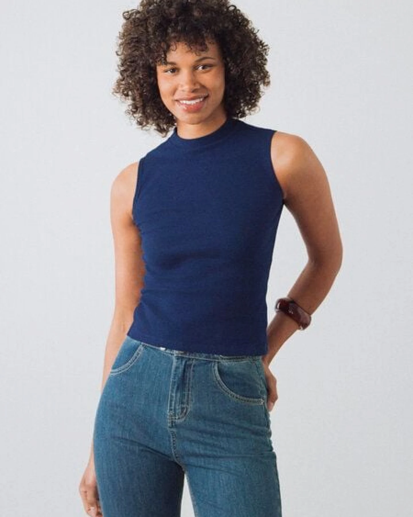 Honest Basics Damen Mock-Top aus Bio- und recycelter Baumwolle – Ansicht 2