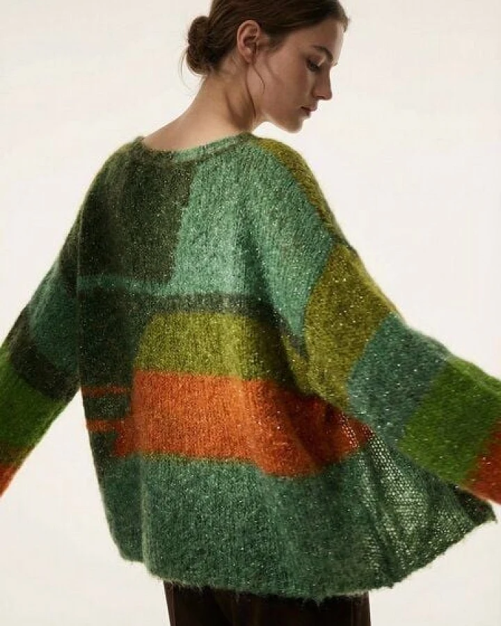 KnitToChange Oversize-Pullover aus weichem Effektgarn in Grün- und Orangetönen