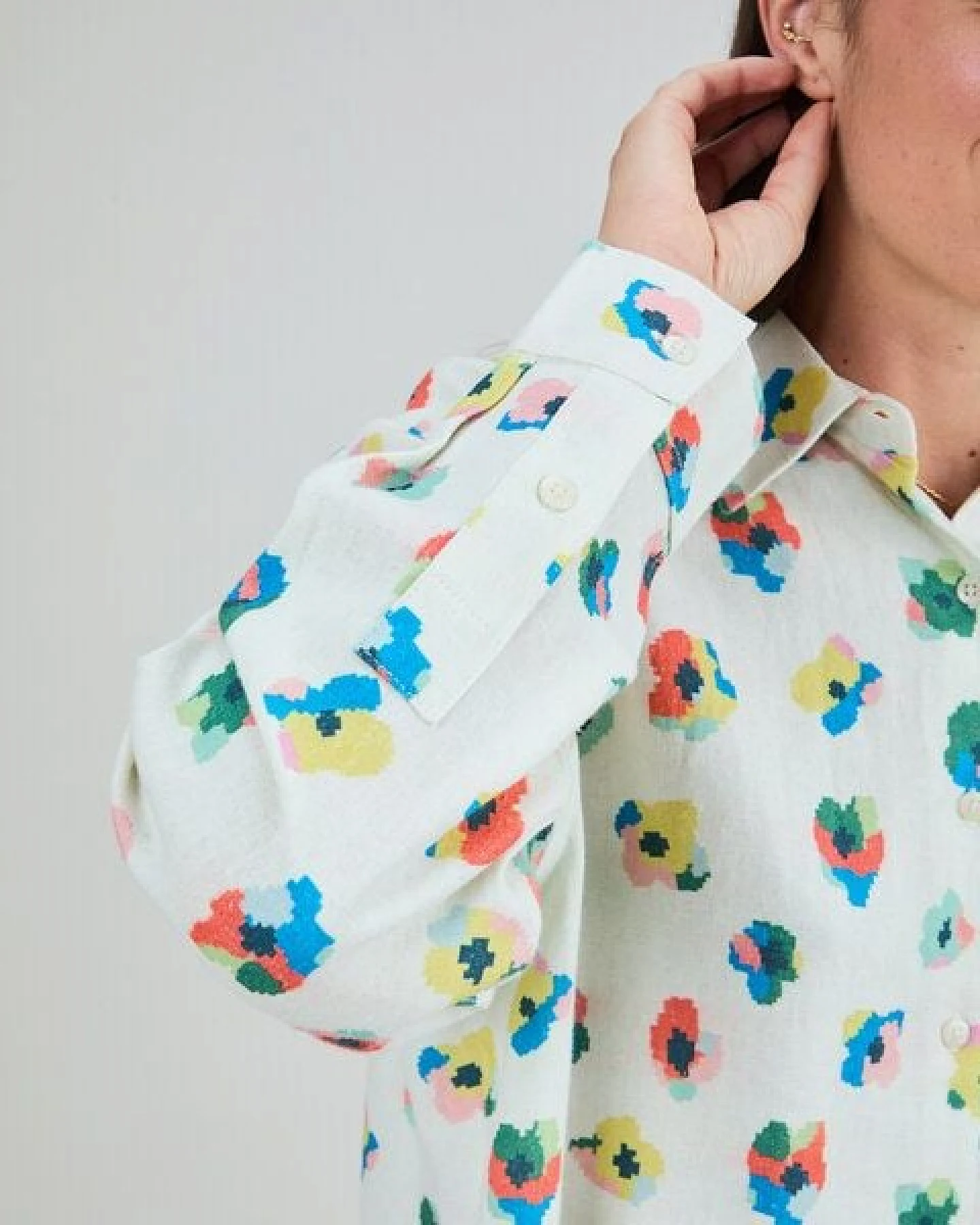 Brava Fabrics Langarm-Bluse mit Pixel-Blümchen – Ansicht 4