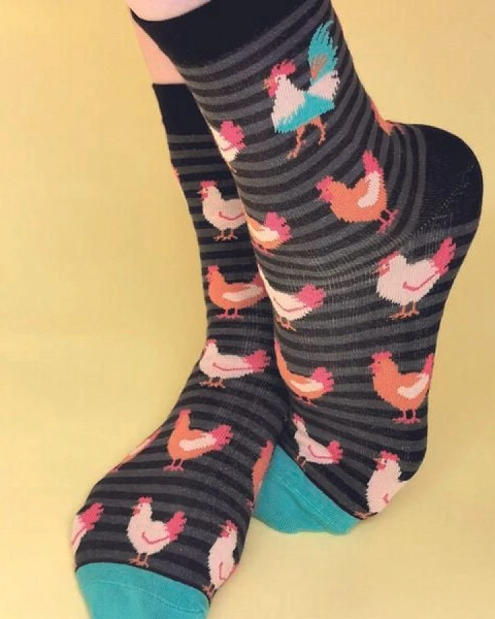Fräulein Prusselise Hühnerhof Socke Hahn Henne Ostern Bauernhof schwarz türkies bunt gemustert