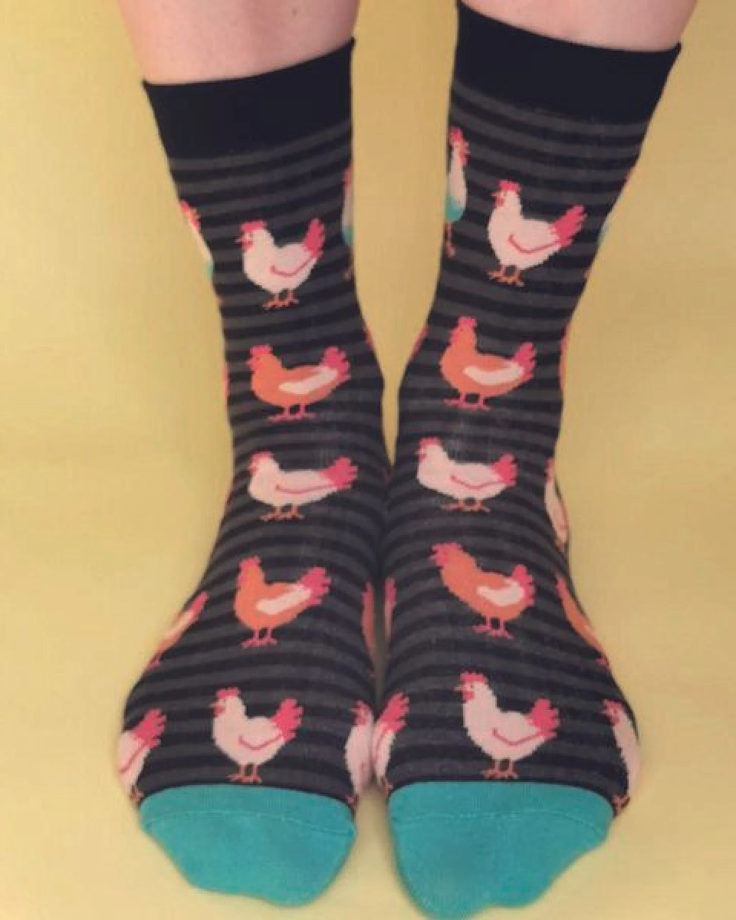 Fräulein Prusselise Hühnerhof Socke Hahn Henne Ostern Bauernhof schwarz türkies bunt gemustert – Ansicht 2