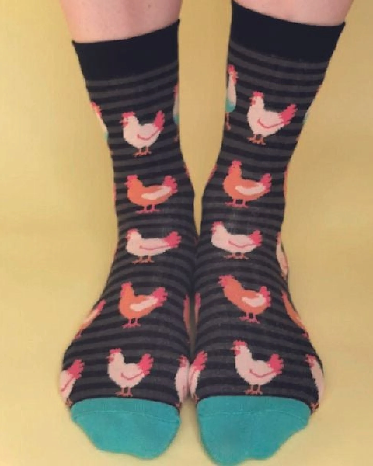 Fräulein Prusselise Hühnerhof Socke Hahn Henne Ostern Bauernhof schwarz türkies bunt gemustert – Ansicht 2