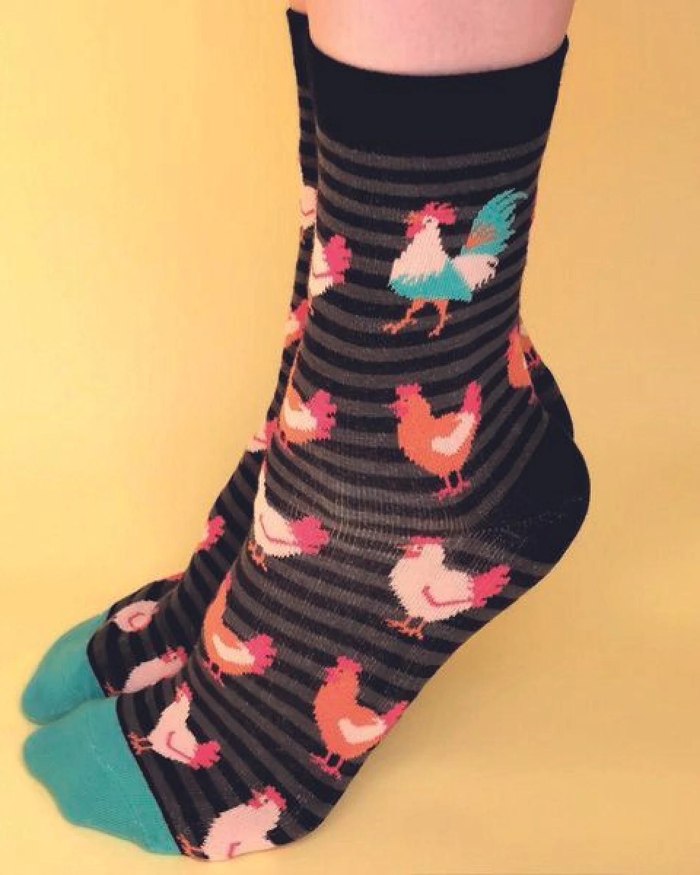 Fräulein Prusselise Hühnerhof Socke Hahn Henne Ostern Bauernhof schwarz türkies bunt gemustert – Ansicht 3