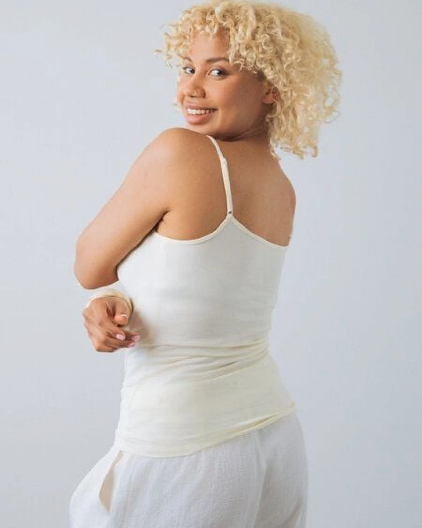 Honest Basics Damen Spaghetti Top aus Bio- und recycelter Baumwolle – Ansicht 2