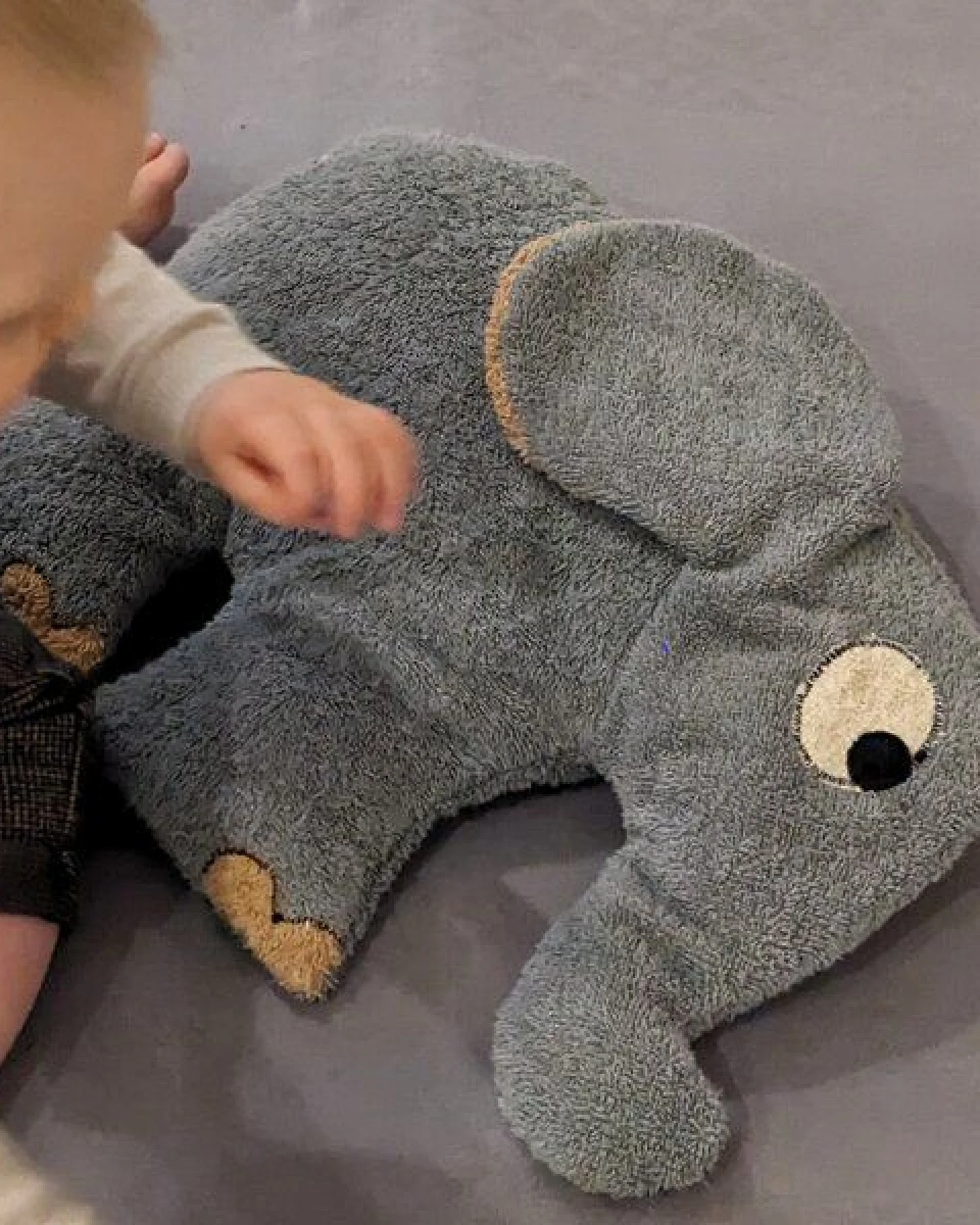 Efie XL Elefant, Spieltier und Kuschelkissen – Ansicht 3