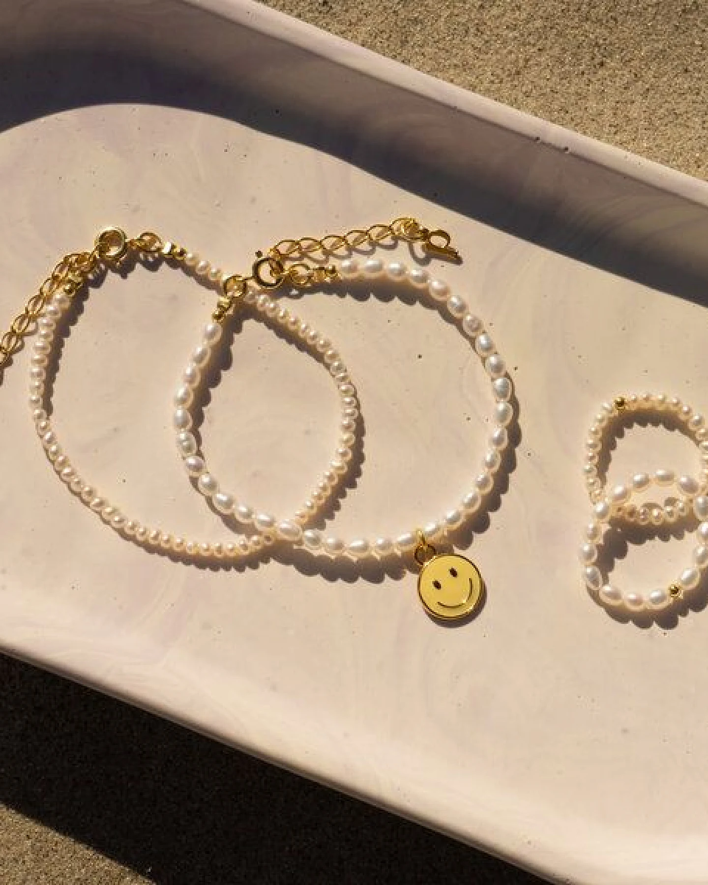 Paeoni Colors Smiley-Perlenarmband aus Süßwasserperlen und 18k Gold Vermeil, 925 Sterling Silber – Ansicht 2
