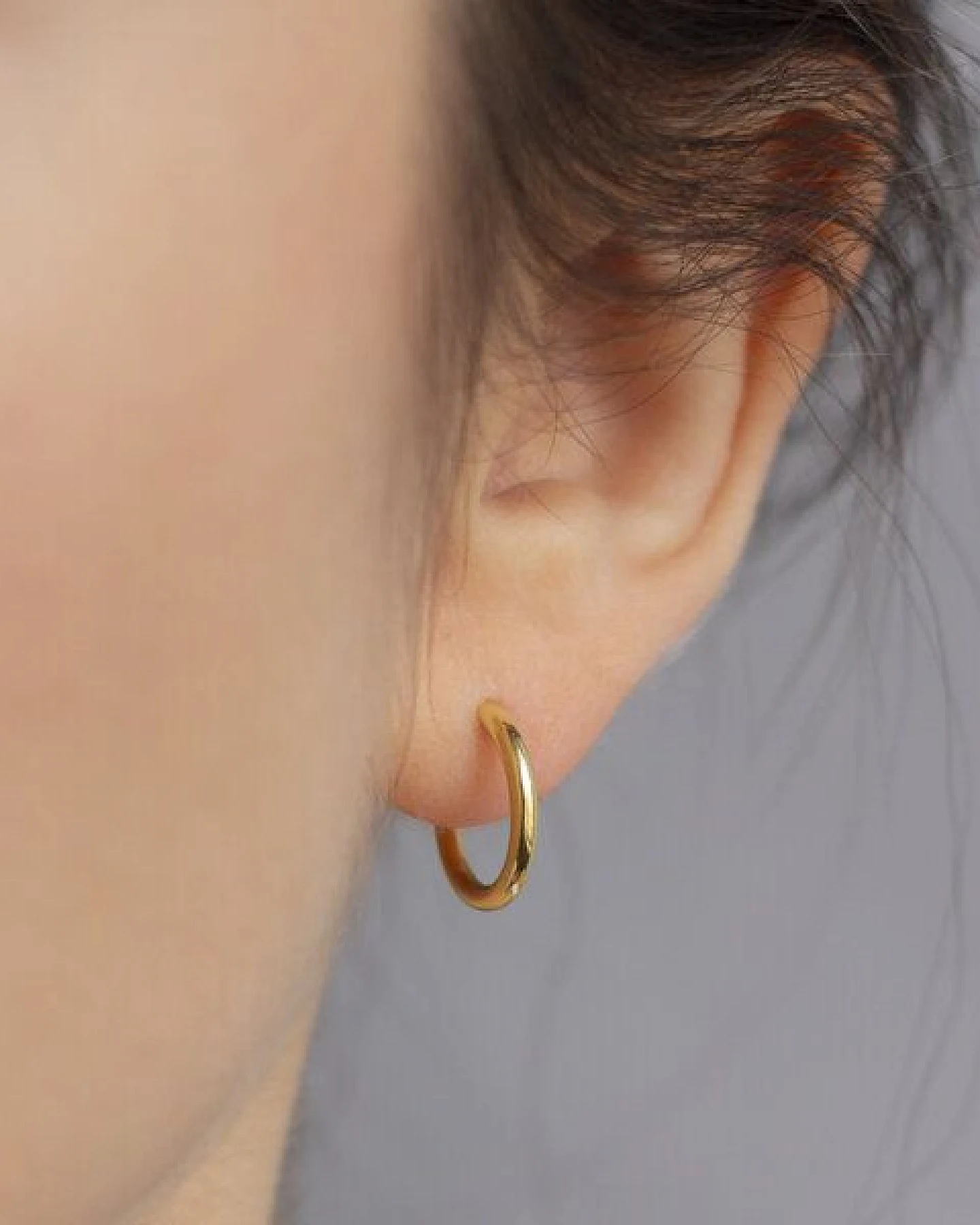 Paeoni Colors Klassische Creolen-Ohrringe aus 18k Gold Vermeil, 925 Sterling Silber, Größen S / M / L – Ansicht 2