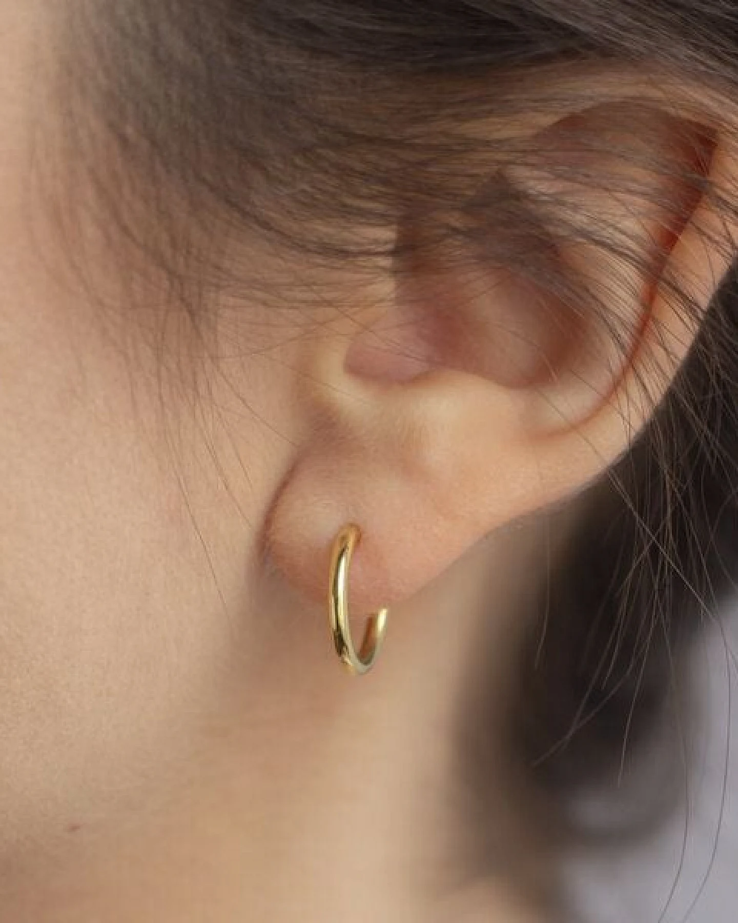 Paeoni Colors Klassische Creolen-Ohrringe aus 18k Gold Vermeil, 925 Sterling Silber, Größen S / M / L – Ansicht 3