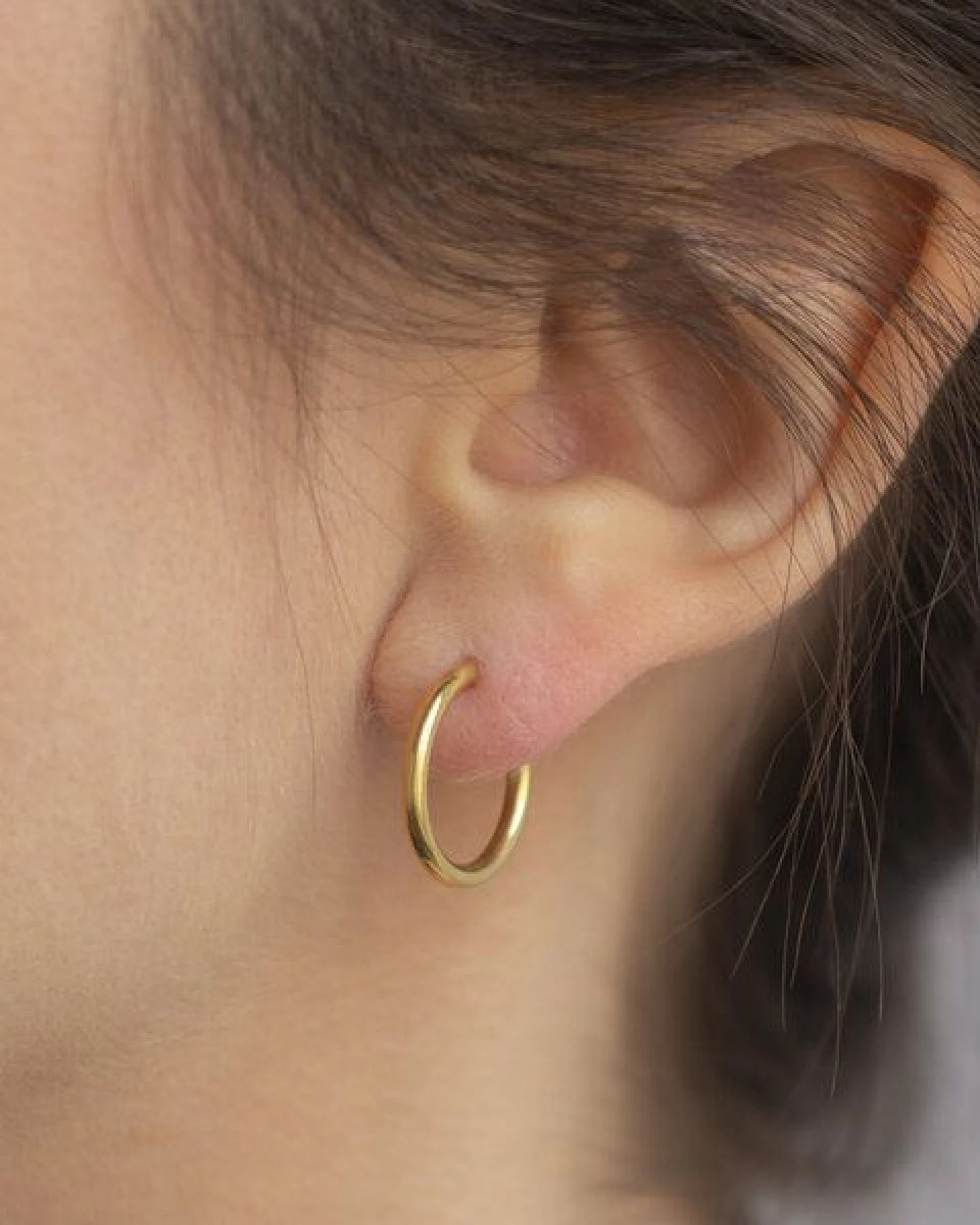 Paeoni Colors Klassische Creolen-Ohrringe aus 18k Gold Vermeil, 925 Sterling Silber, Größen S / M / L – Ansicht 2