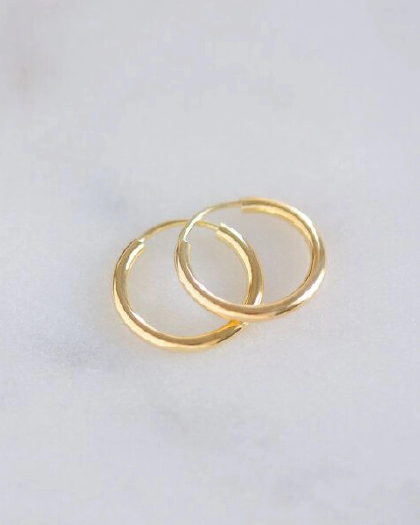 Paeoni Colors Klassische Creolen-Ohrringe aus 18k Gold Vermeil, 925 Sterling Silber, Größen S / M / L – Ansicht 4