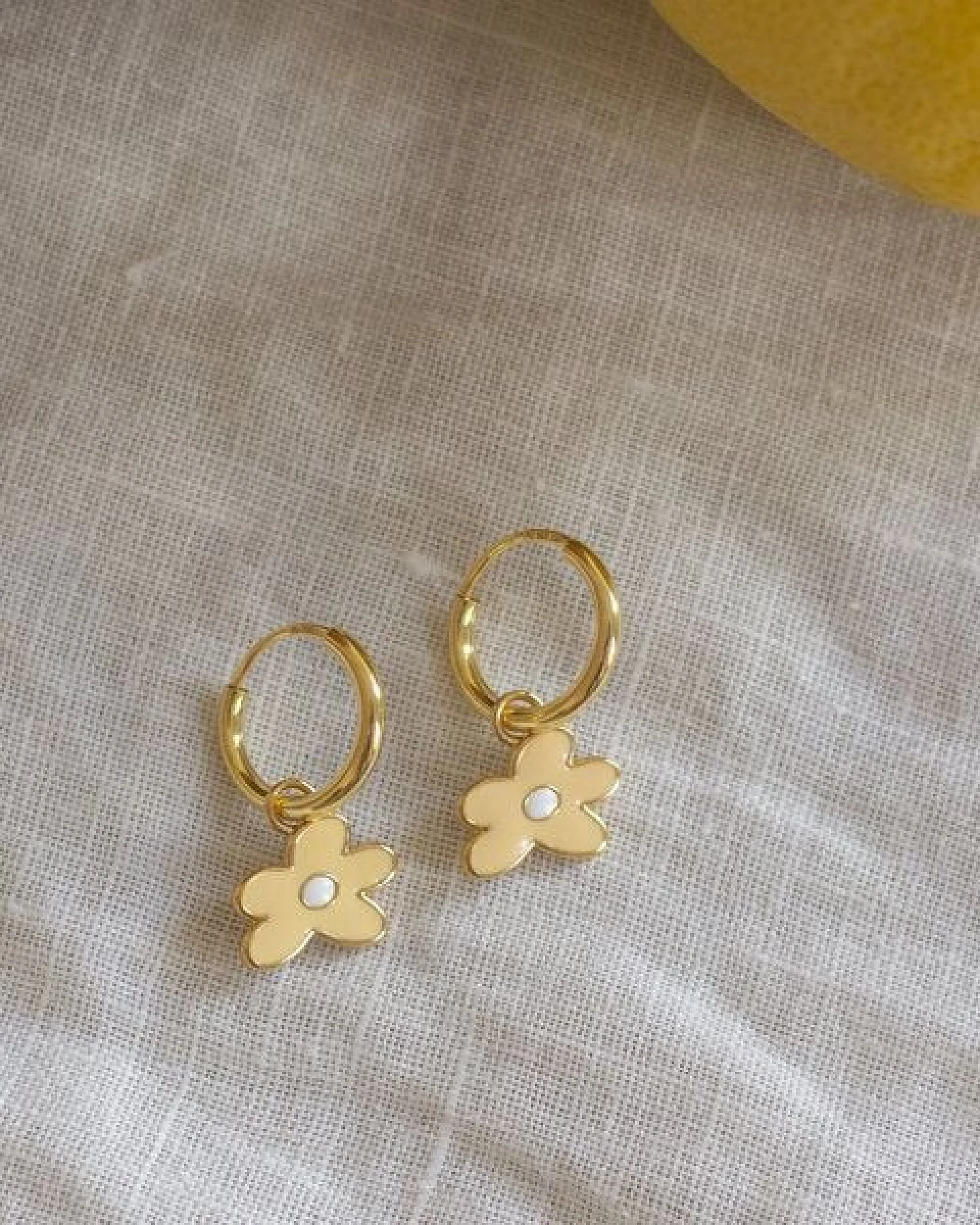 Paeoni Colors Blumen-Creolen, Ohrringe aus 18k Gold Vermeil, 925 Sterling Silber – Ansicht 3