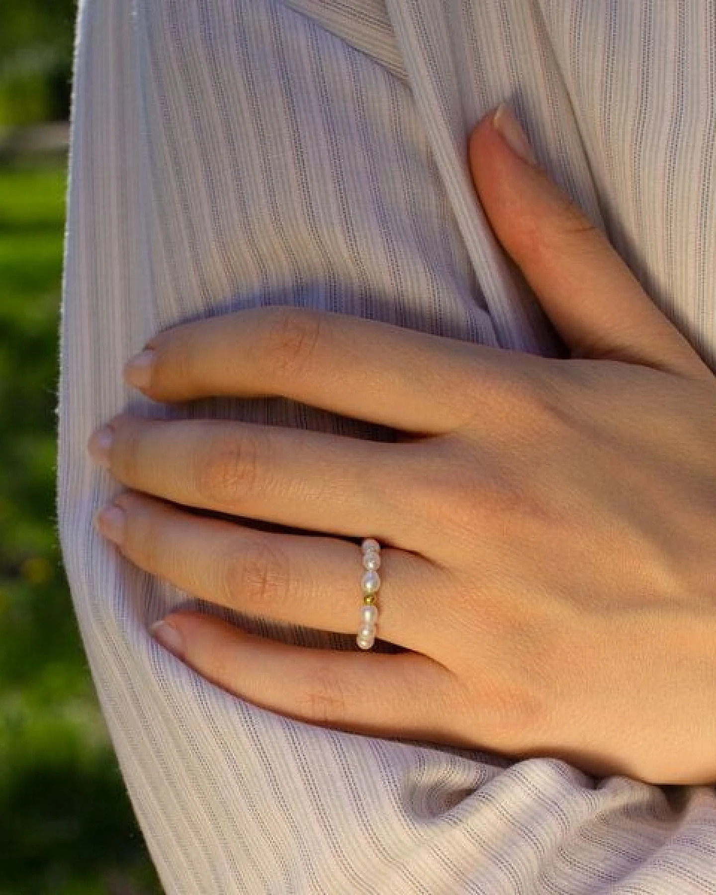 Paeoni Colors Klassischer Perlenring aus Süßwasserperlen und 18k Gold Vermeil, 925 Sterling Silber – Ansicht 2