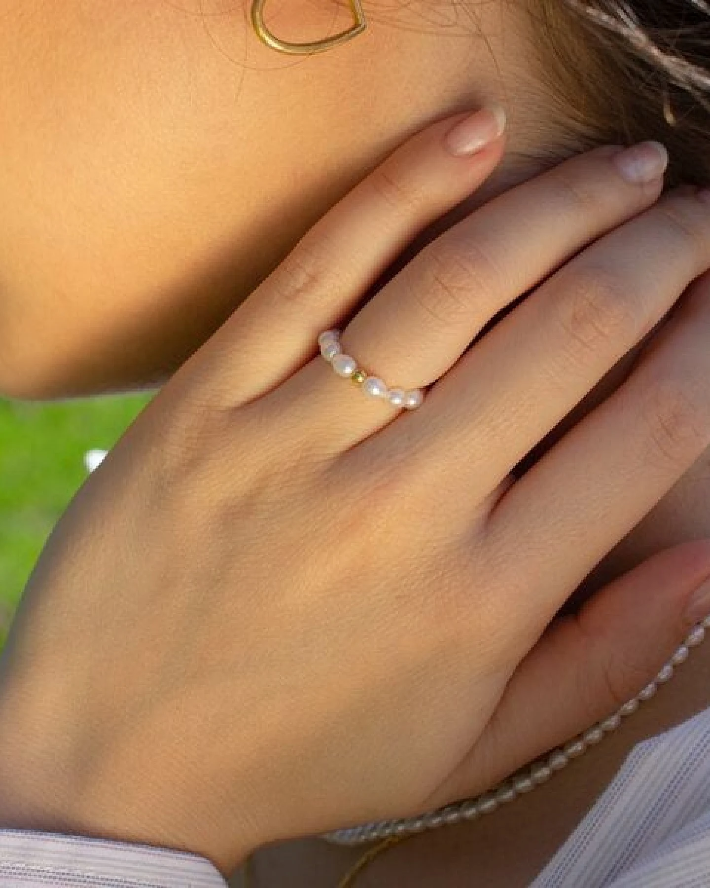 Paeoni Colors Klassischer Perlenring aus Süßwasserperlen und 18k Gold Vermeil, 925 Sterling Silber – Ansicht 4