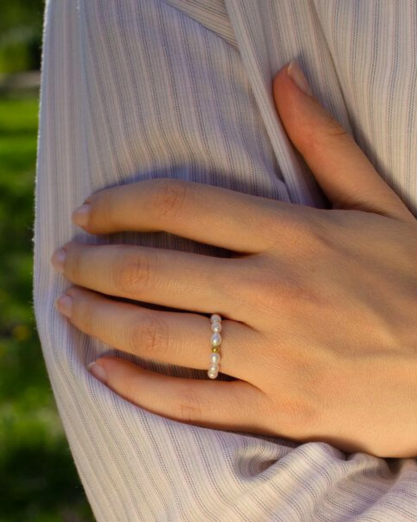 Paeoni Colors Klassischer Perlenring aus Süßwasserperlen und 18k Gold Vermeil, 925 Sterling Silber – Ansicht 2