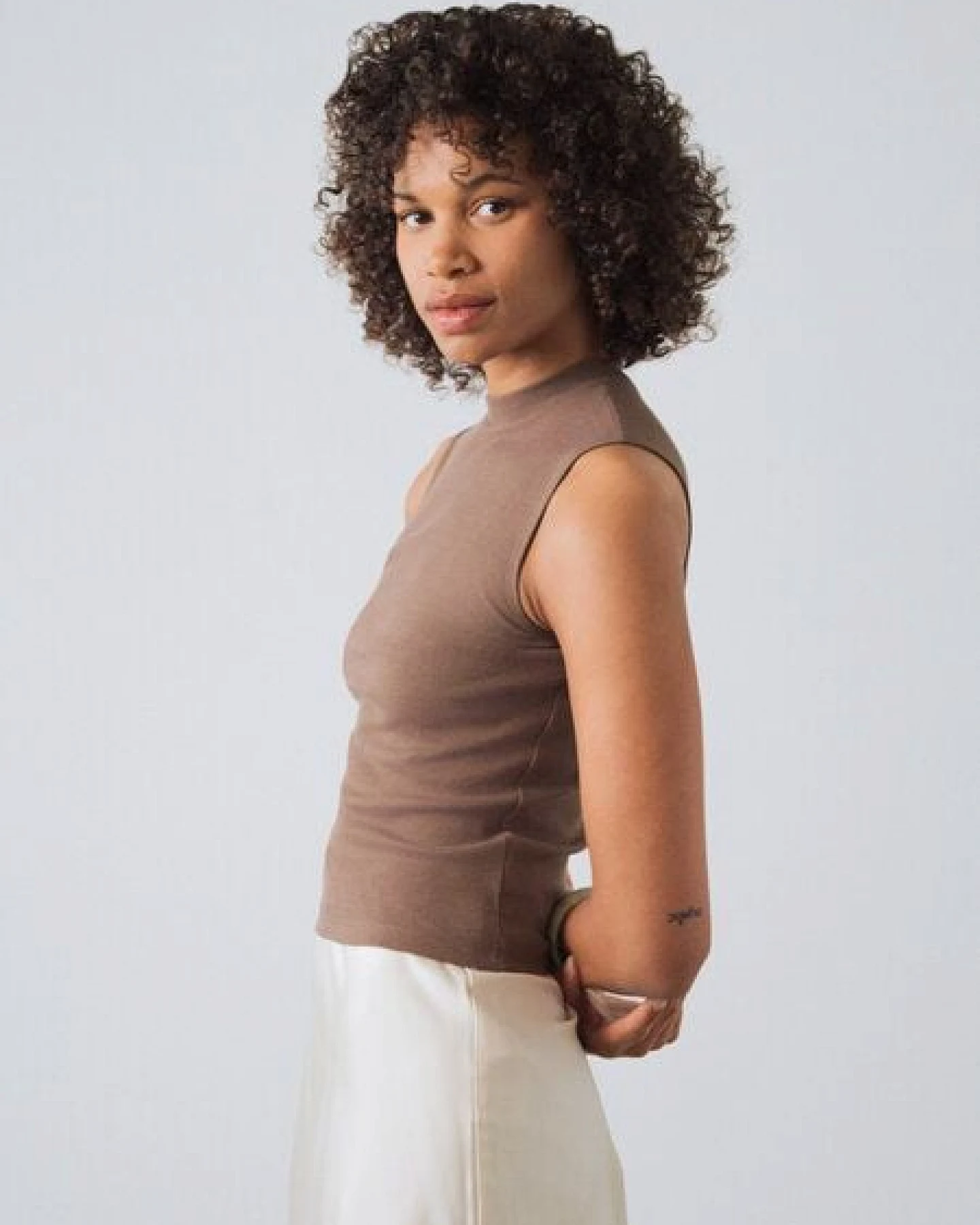 Honest Basics Damen Mock-Top aus Bio- und recycelter Baumwolle – Ansicht 4