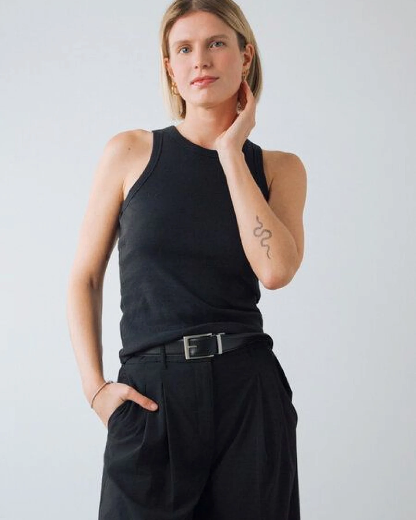 Honest Basics Damen Geripptes Racer-Top aus Bio- und recycelter Baumwolle – Ansicht 2