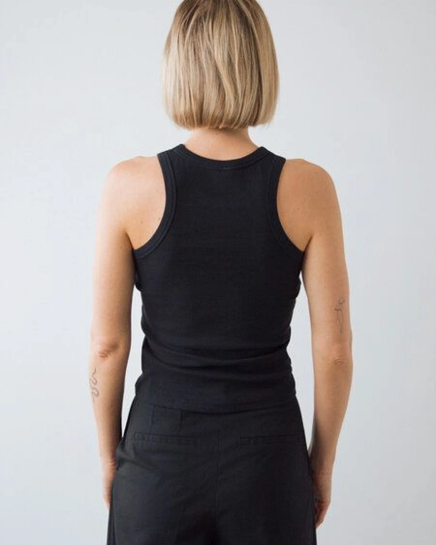 Honest Basics Damen Geripptes Racer-Top aus Bio- und recycelter Baumwolle – Ansicht 4