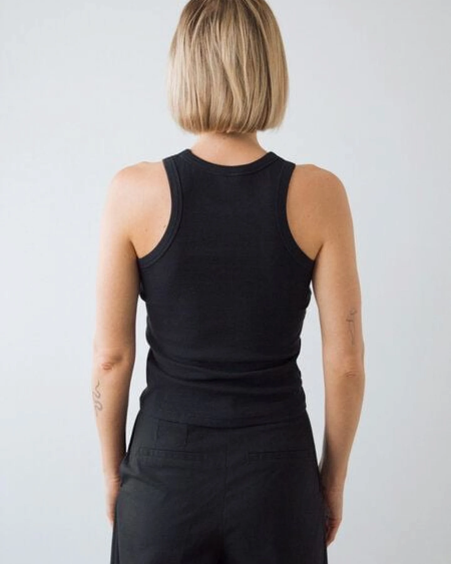 Honest Basics Damen Geripptes Racer-Top aus Bio- und recycelter Baumwolle – Ansicht 4