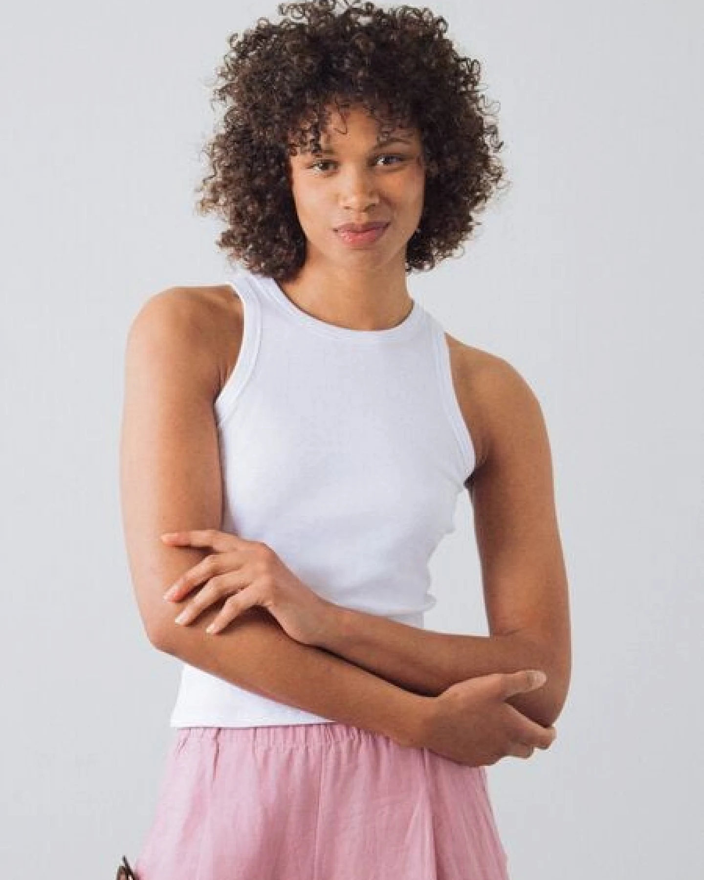 Honest Basics Damen Geripptes Racer-Top aus Bio- und recycelter Baumwolle – Ansicht 3