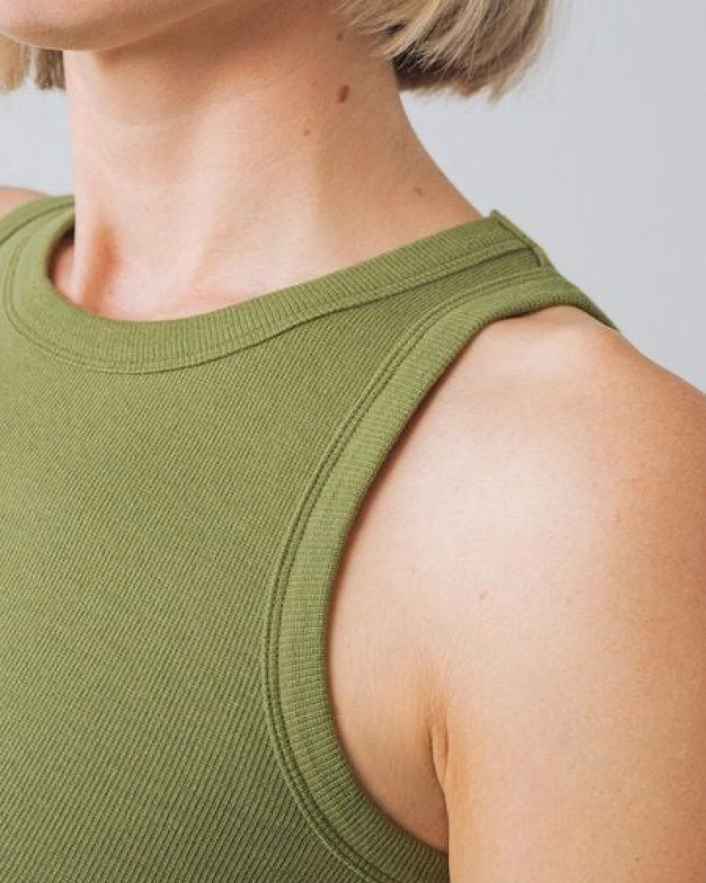Honest Basics Damen Geripptes Racer-Top aus Bio- und recycelter Baumwolle – Ansicht 3