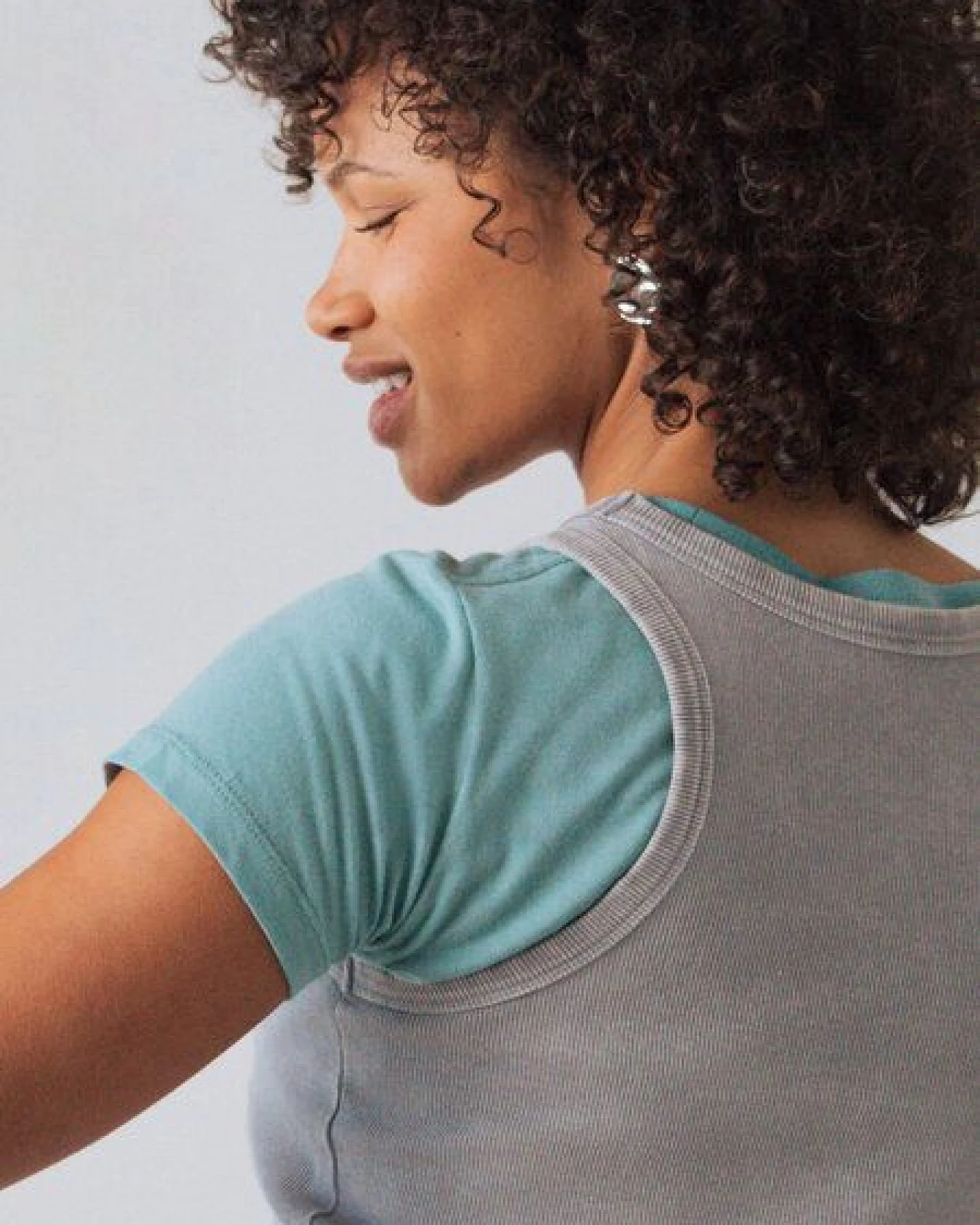 Honest Basics Damen Geripptes Racer-Top aus Bio- und recycelter Baumwolle – Ansicht 4