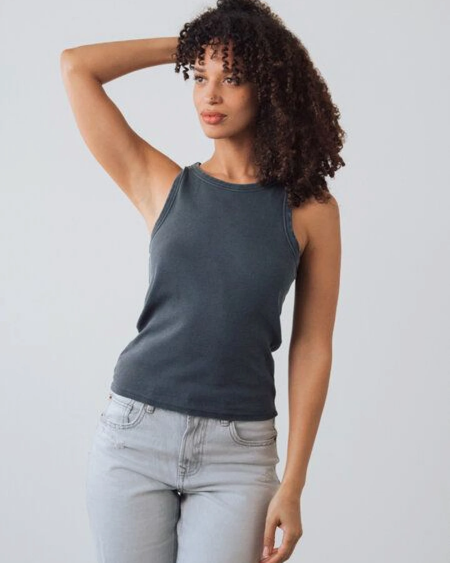 Honest Basics Damen Geripptes Racer-Top aus Bio- und recycelter Baumwolle – Ansicht 2