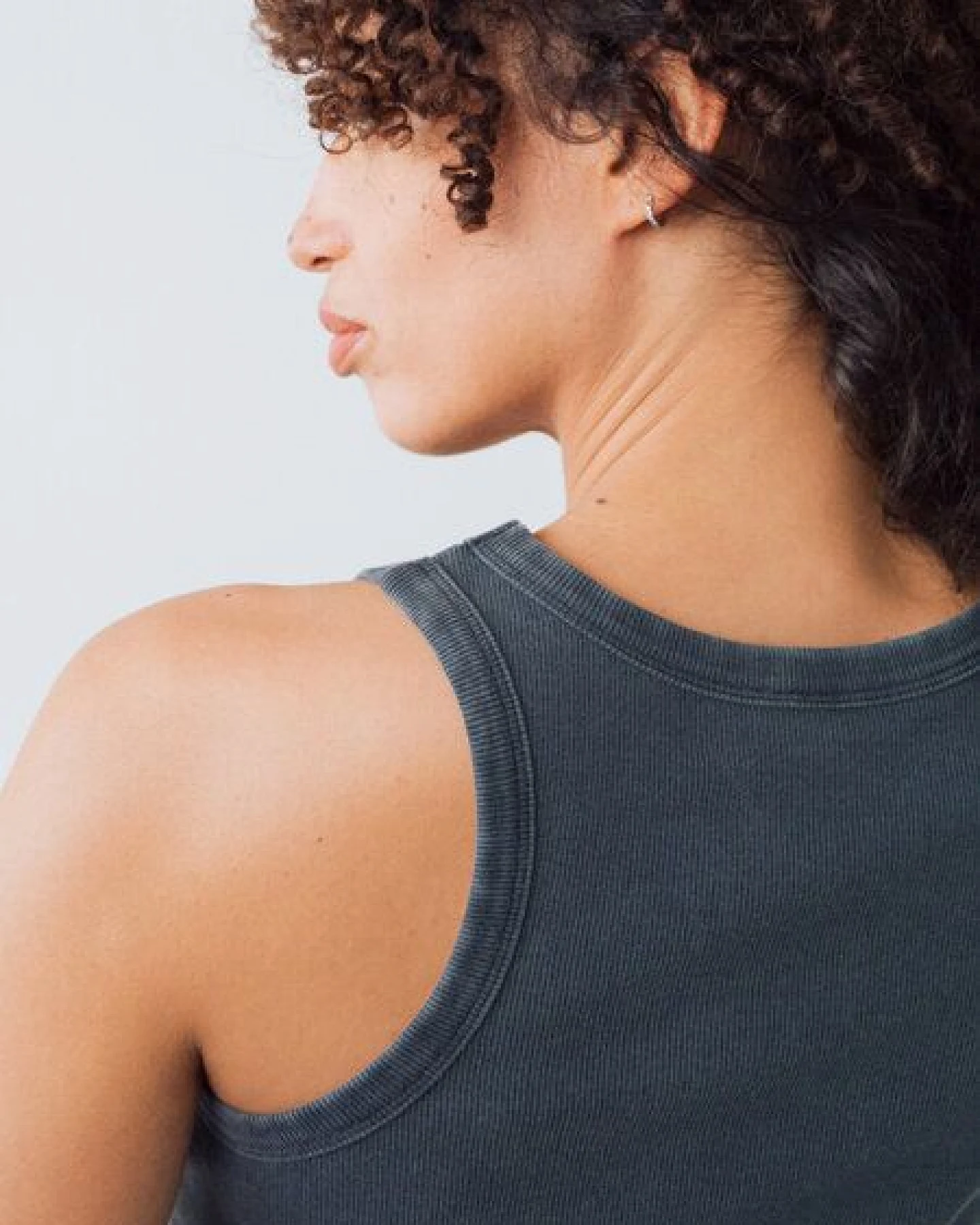 Honest Basics Damen Geripptes Racer-Top aus Bio- und recycelter Baumwolle – Ansicht 4