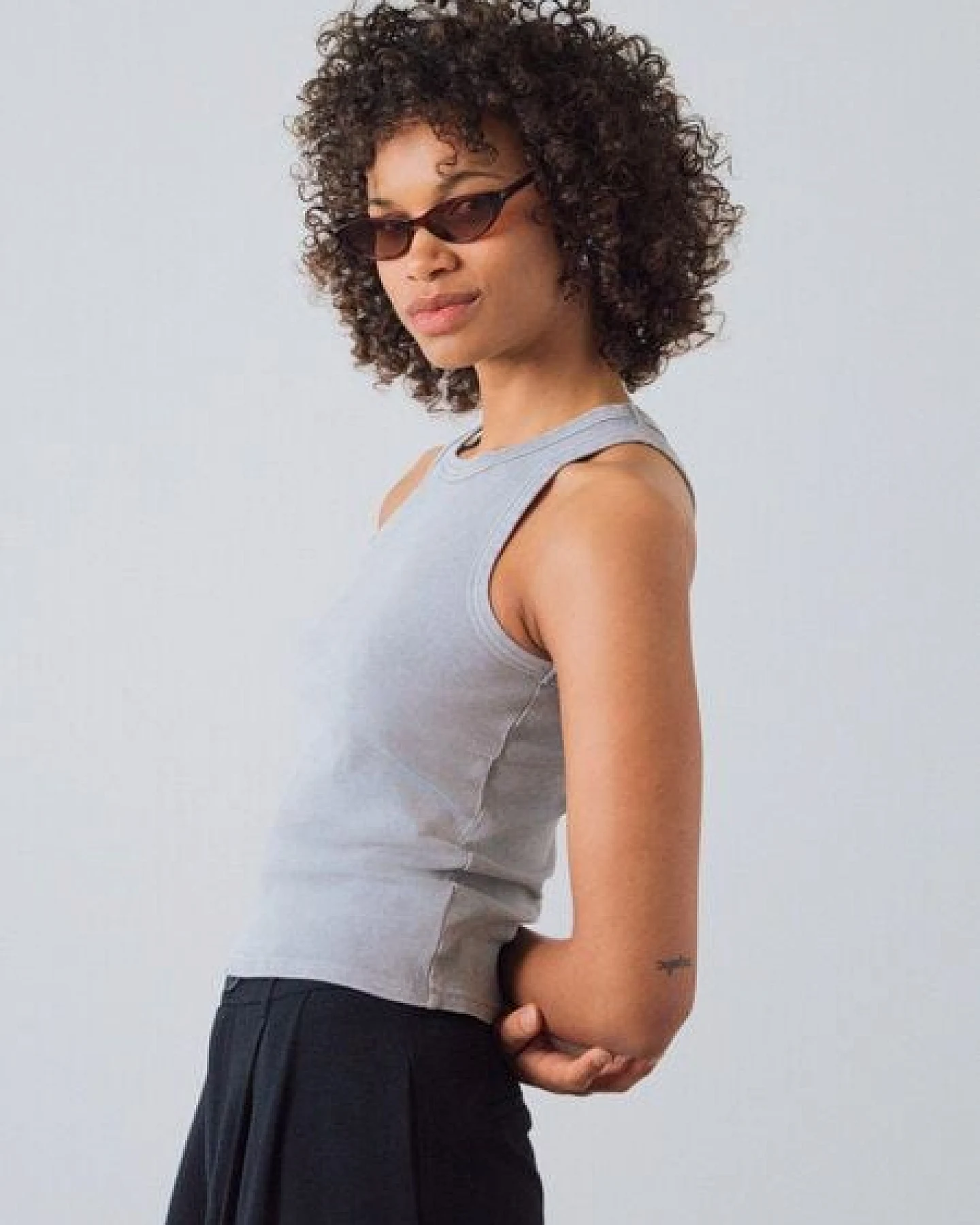 Honest Basics Damen Geripptes Racer-Top aus Bio- und recycelter Baumwolle – Ansicht 2