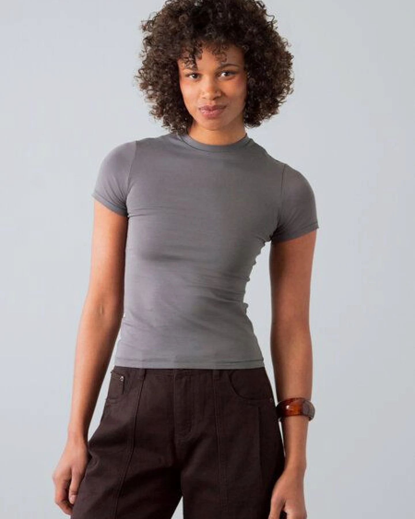 Honest Basics Damen Slim Fit T-Shirt aus Bio- und recycelter Baumwolle – Ansicht 2